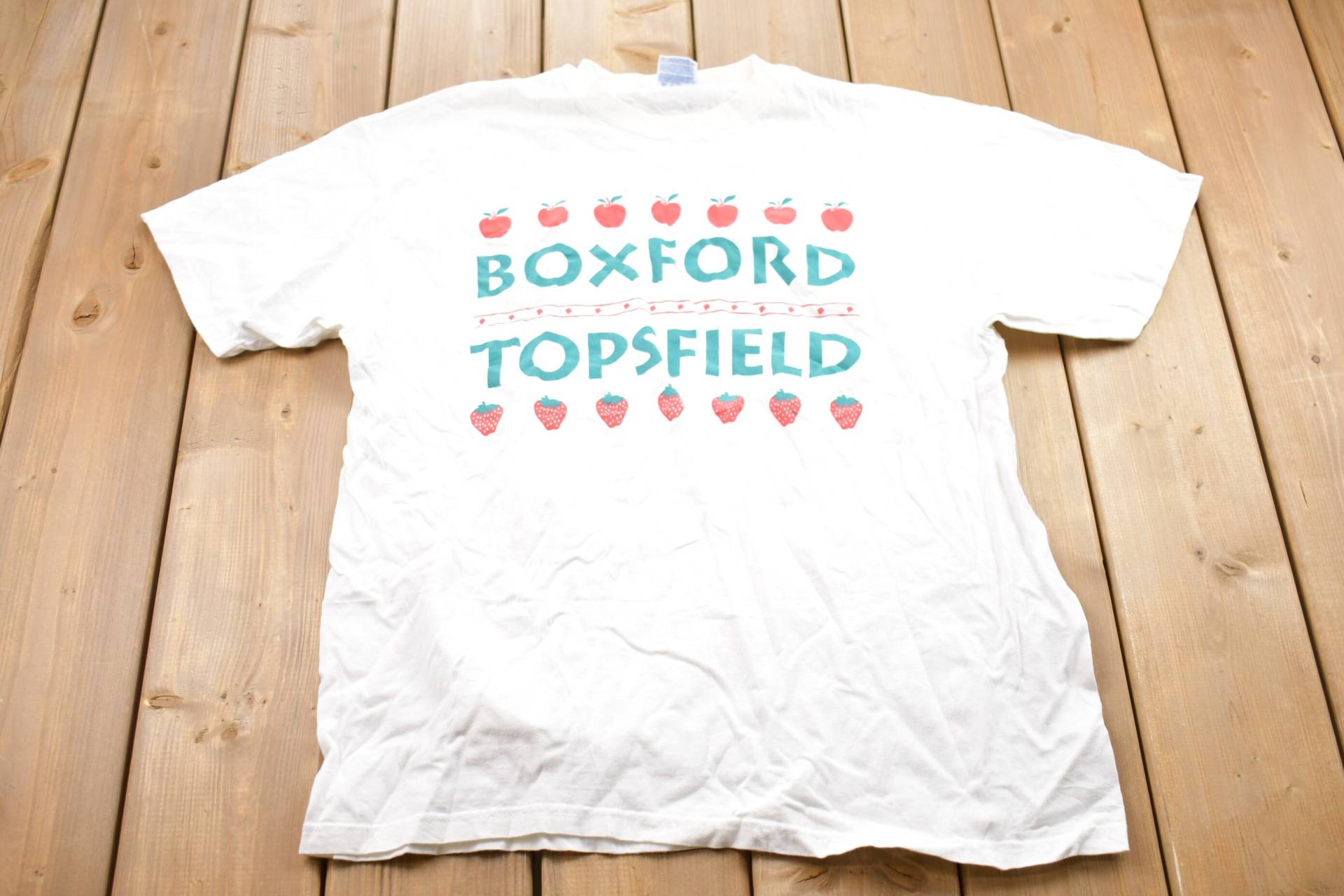 Vintage 1990Er Boxford Topsfield Grafik T-Shirt/80Er 90Er Jahre Streetwear Fashion Made in Usa Urlaubs-T-Shirt Reisen & Tourismus von Lostboysvintage