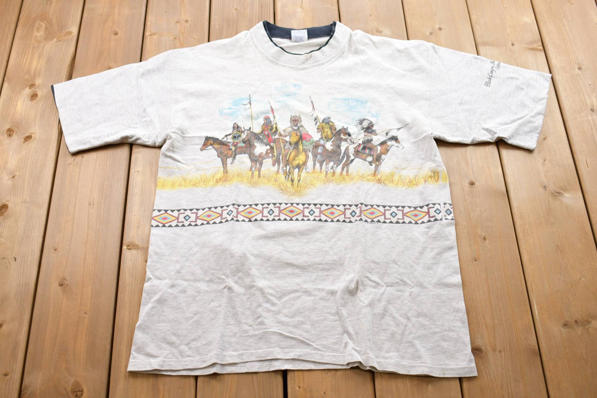 Vintage 1990Er Jahre Cal Cru Western First Nations Doppelkragen Grafik T-Shirt/Streetwear Retro Style Made in Usa von Lostboysvintage