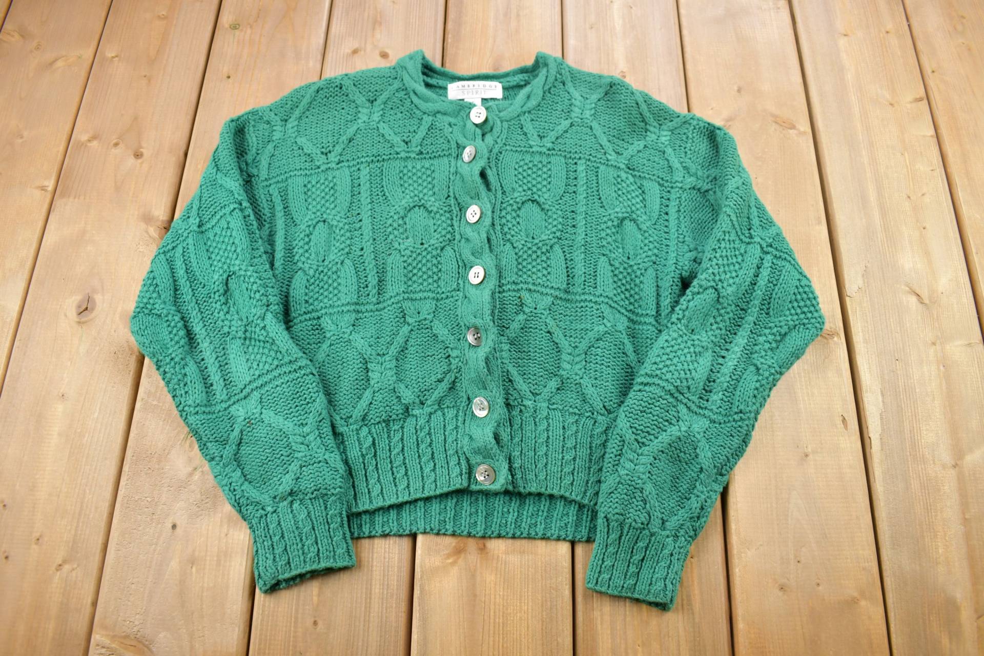 Vintage 1990Er Jahre Cambridge Spirit Damen Grüner Zopfstrick-Cardigan-Pullover/Vintage-Cardigan Knopfleiste Größe Klein von Lostboysvintage