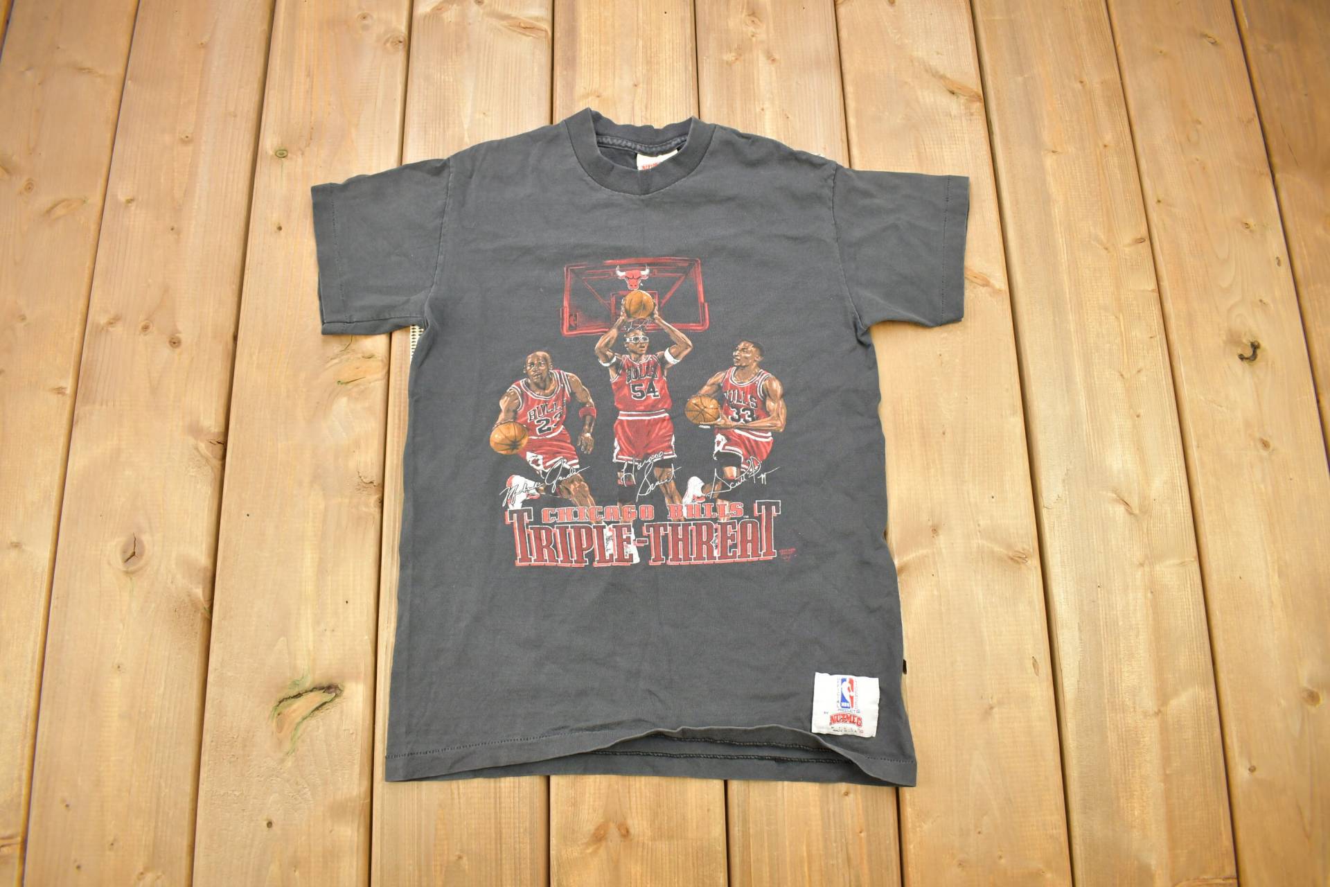 Vintage 1990Er Chicago Bulls Nba Triple Threat Jordan Rodman Pippen Grafik T-Shirt/Made in Usa Single Stitch Jugendgröße Muskatnuss von Lostboysvintage