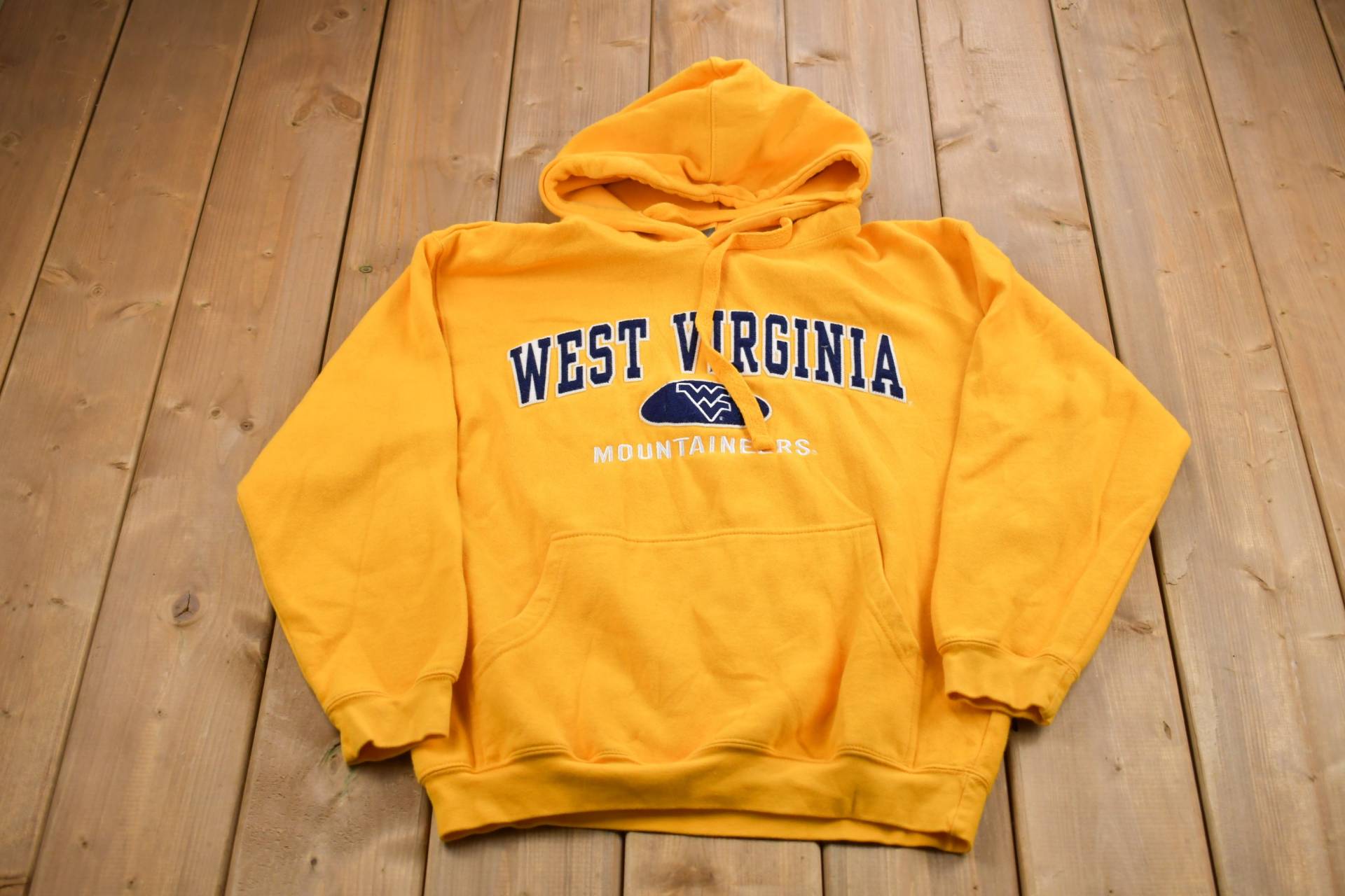 Vintage 1990Er Jahre University Of West Virginia Mountaineers Collegiate Hoodie/Sweatshirt Bestickt Ncaa Sportbekleidung von Lostboysvintage