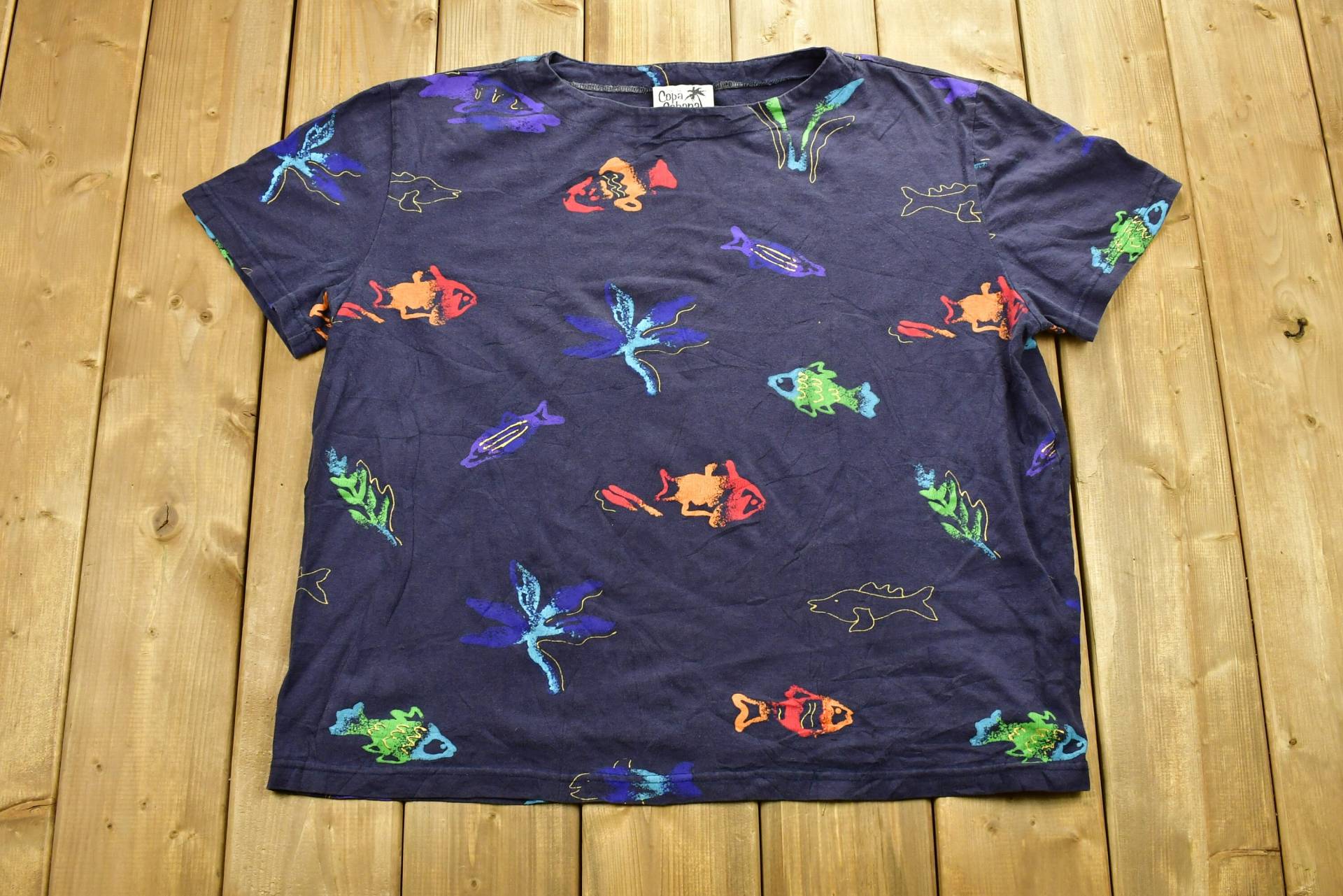 Vintage 1990Er Copa Cabana Fish Grafik T-Shirt/All Over Print 90Er Jahre Streetwear Fashion Made in Usa Urlaubs-T-Shirt Reisen & Tourismus von Lostboysvintage