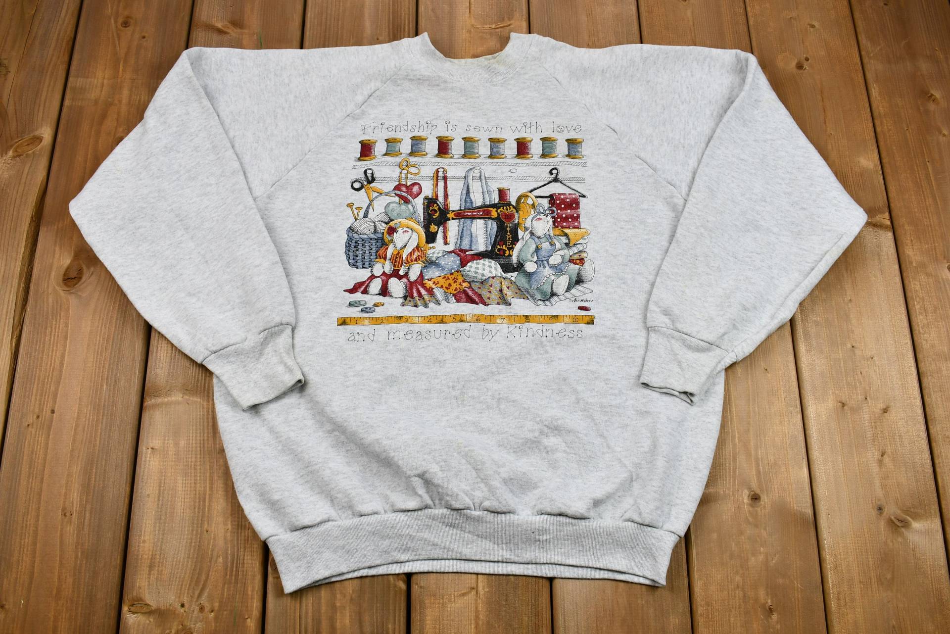 Vintage 1990Er Jahre Freundschaft Wird Mit Liebe Genäht Und An Freundlichkeit Gemessen Grafik Raglan Sweatshirt/Made in Usa Athleisure Streetwear von Lostboysvintage