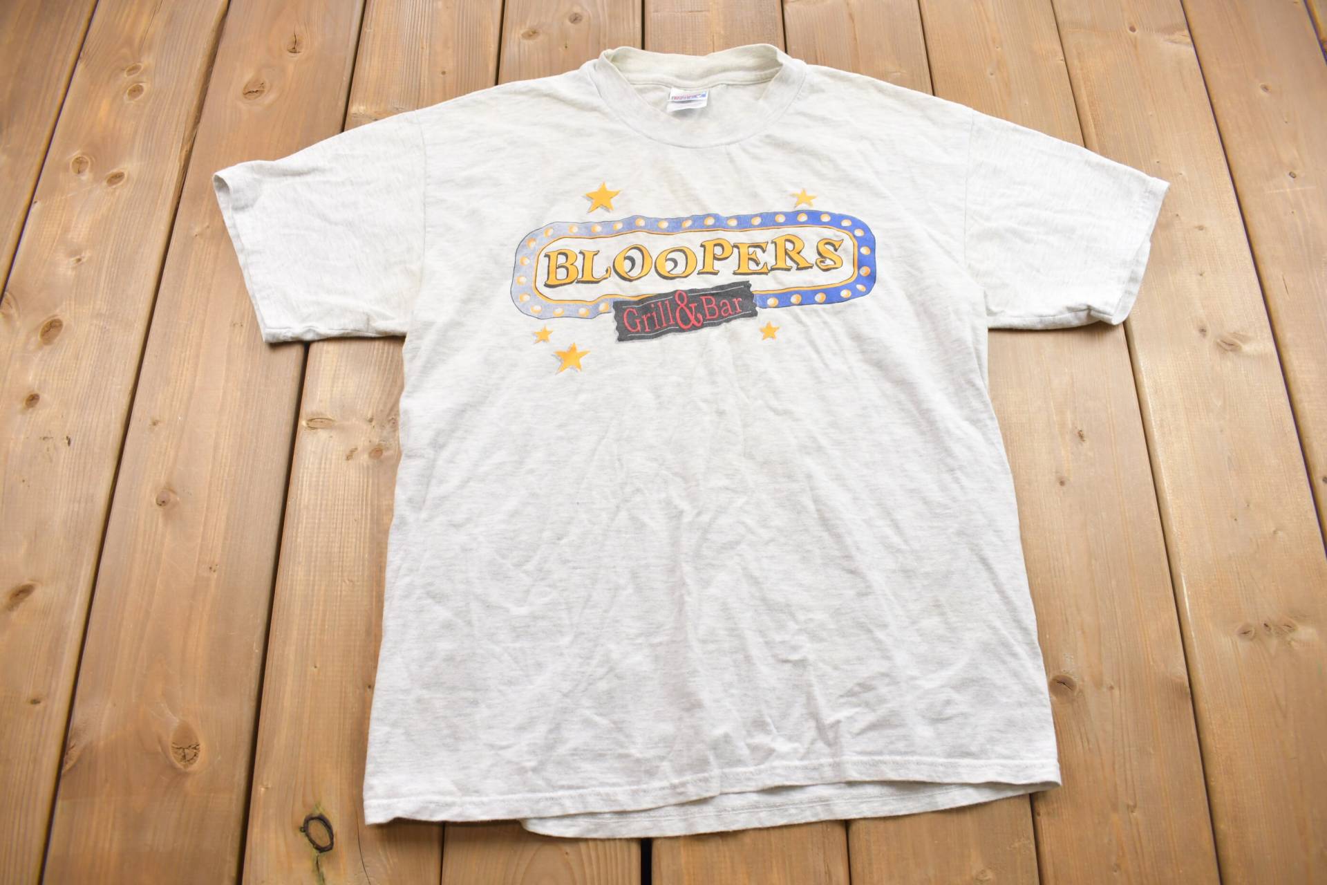 Vintage 1990Er Hanes Bloopers Grill & Bar Grafik T-Shirt/Seltener Streetwear Restaurant von Lostboysvintage