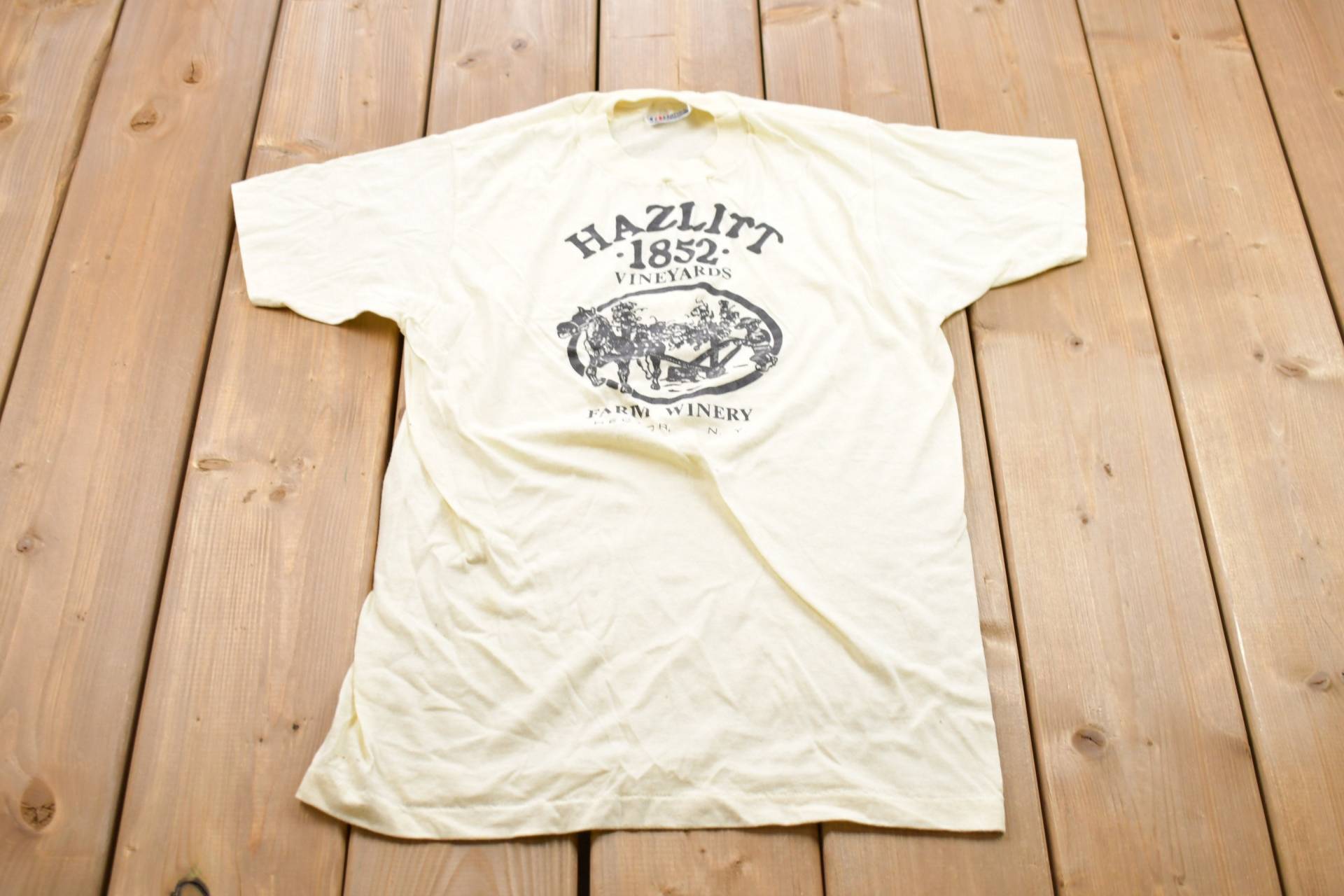 Vintage 1990Er Hazlitt Farm Winery Grafik T-Shirt/80Er 90Er Jahre Streetwear Retro Style Single Stitch Made in Usa von Lostboysvintage