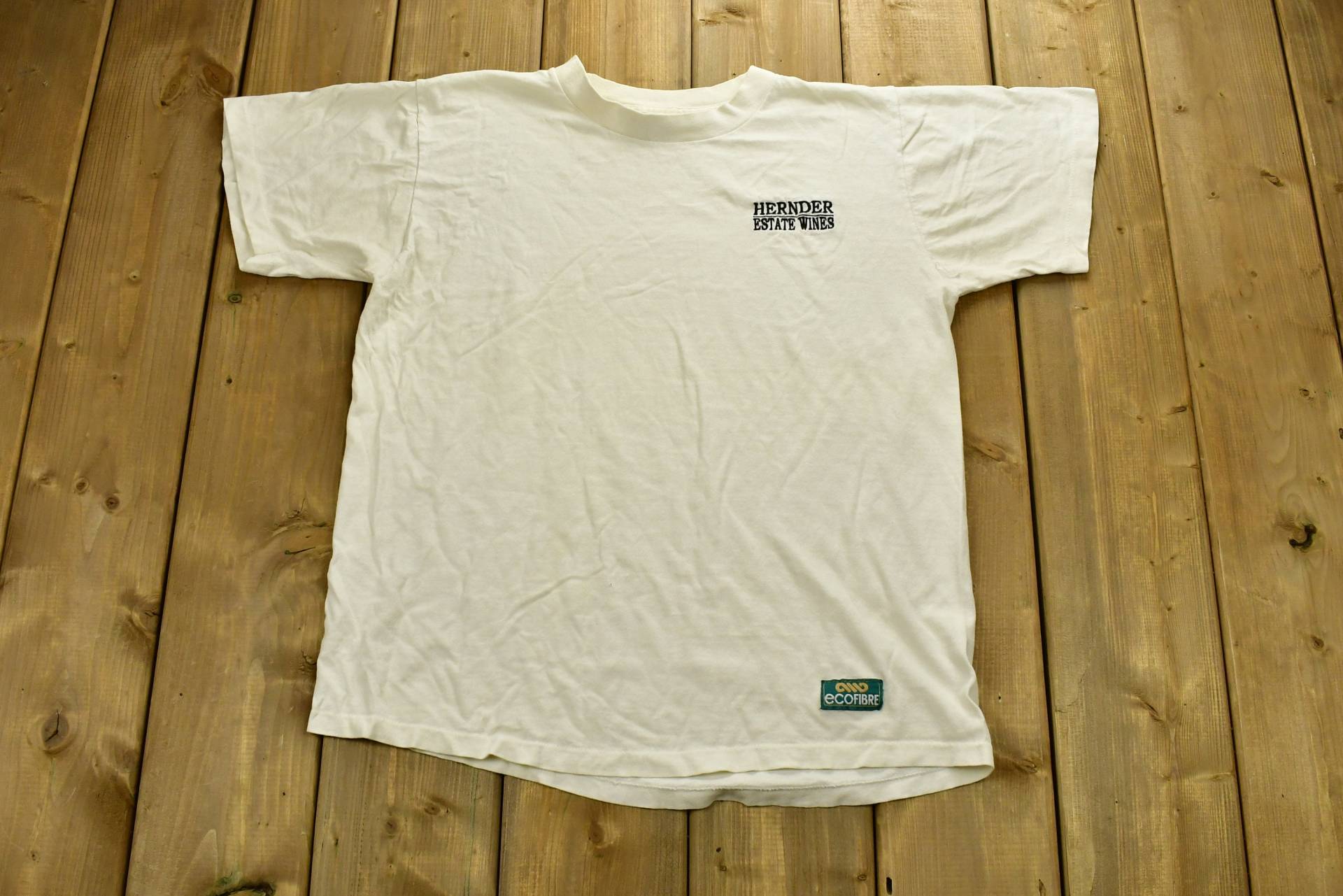 Vintage 1990S Hernder Gut Weine T-Shirt/80Er 90Er Streetwear Fashion Made in Usa Urlaub Reisen & Tourismus Bestickt Vintage 1990S Hernder Gut Weine T-Shirt/80Er 90Er Streetwear Fashion Made in Usa Urlaub Reisen & Tourismus Bestickt von Lostboysvintage