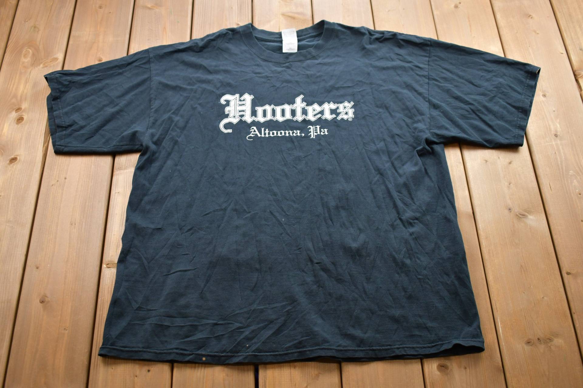 Vintage 1990Er Hooters Grafik T-Shirt/80Er 90Er Jahre Streetwear Retro Style Single Stitch Made in Usa von Lostboysvintage