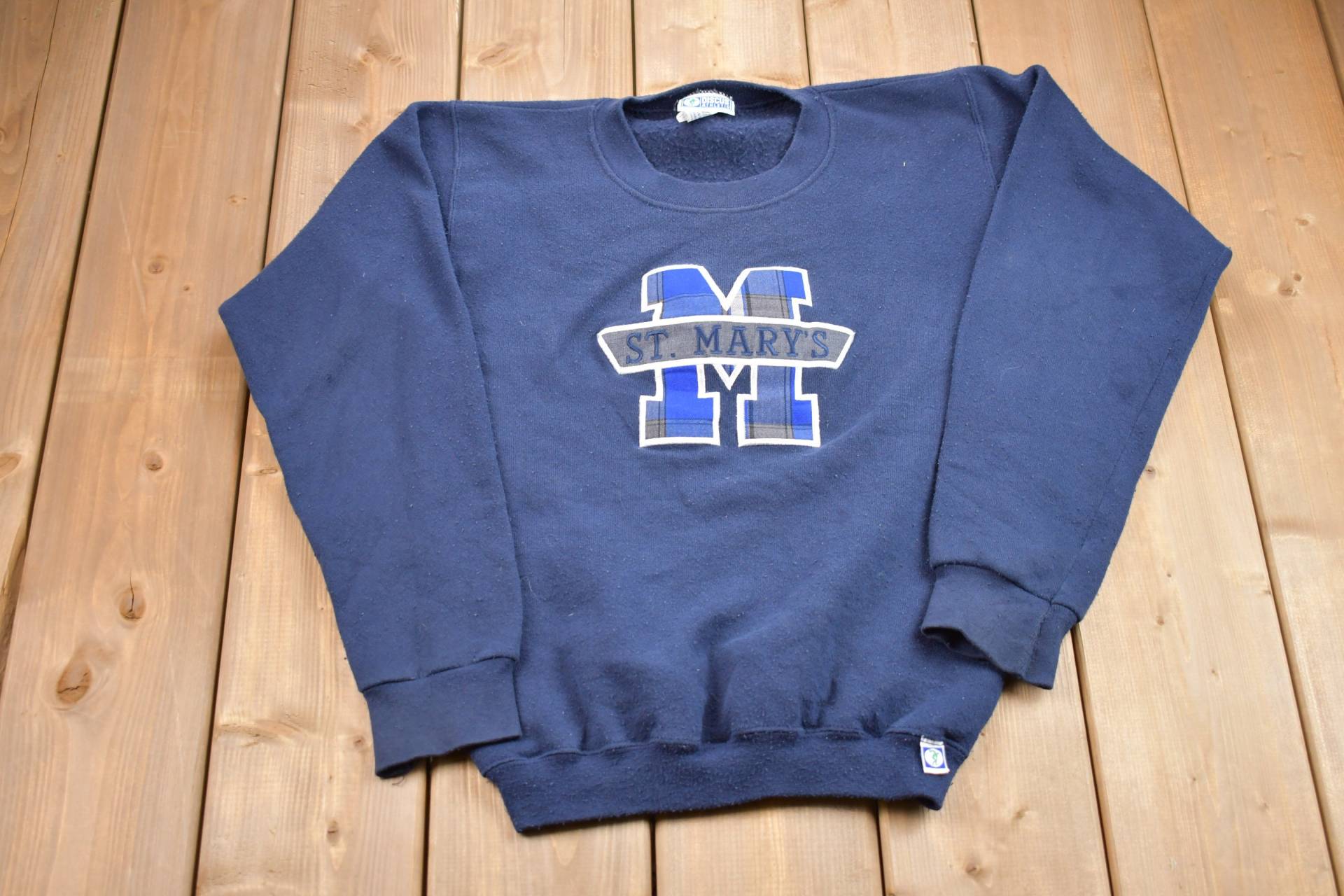 Vintage 1990S Jugend St. Mary's Discus Athletics Plaid Besticktes Rundhals-Sweatshirt/90S Crewneck Souvenir Athleisure Schule Vintage 1990S Jugend St. Mary's Discus Athletics Plaid Besticktes Rundhals-Sweatshirt/90S Crewneck Souvenir Athleisure Schule von Lostboysvintage