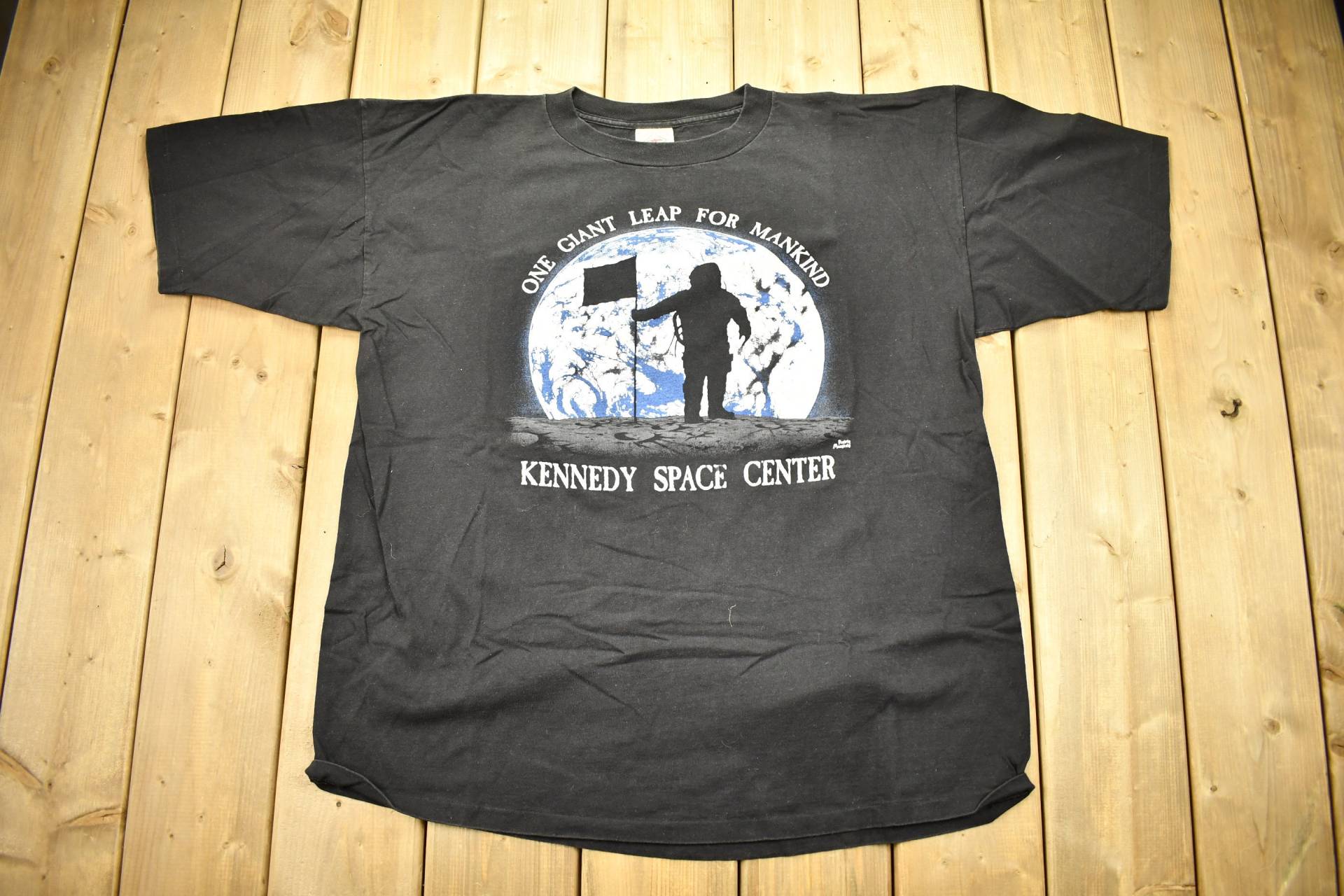 Vintage 1990S Kennedy Space Center Grafik T-Shirt/"Ein Großer Schritt Für Die Menschheit Single Stitch Made in Usa 90Er Jahre Grafik-T-Shirt." von Lostboysvintage