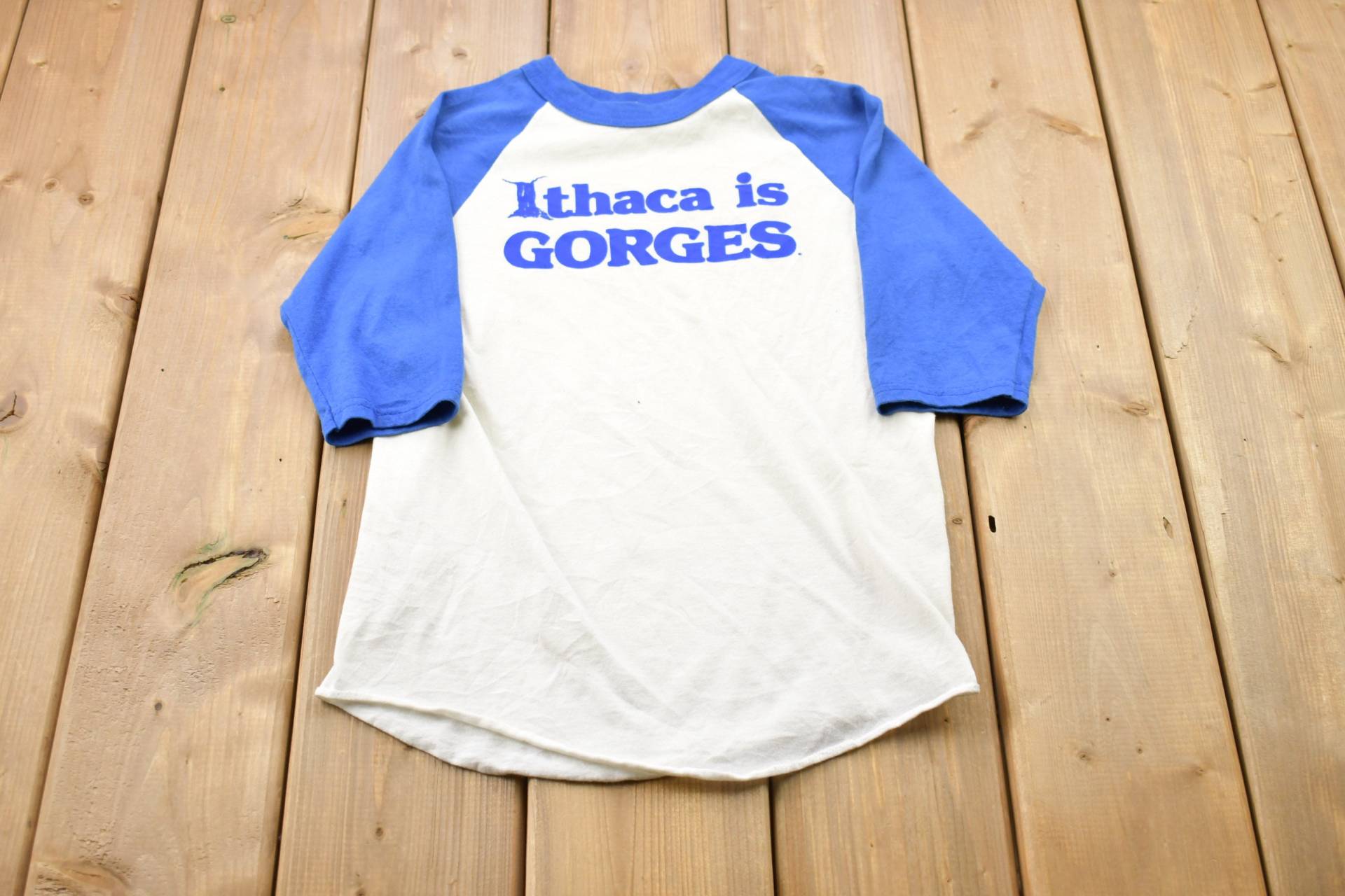 Vintage 1990S Kinder Ithaca Is George Graphic T-Shirt/Grafik 80Er 90Er Jahre Streetwear Retro Stil Einzelstich Made in Usa Raglan von Lostboysvintage