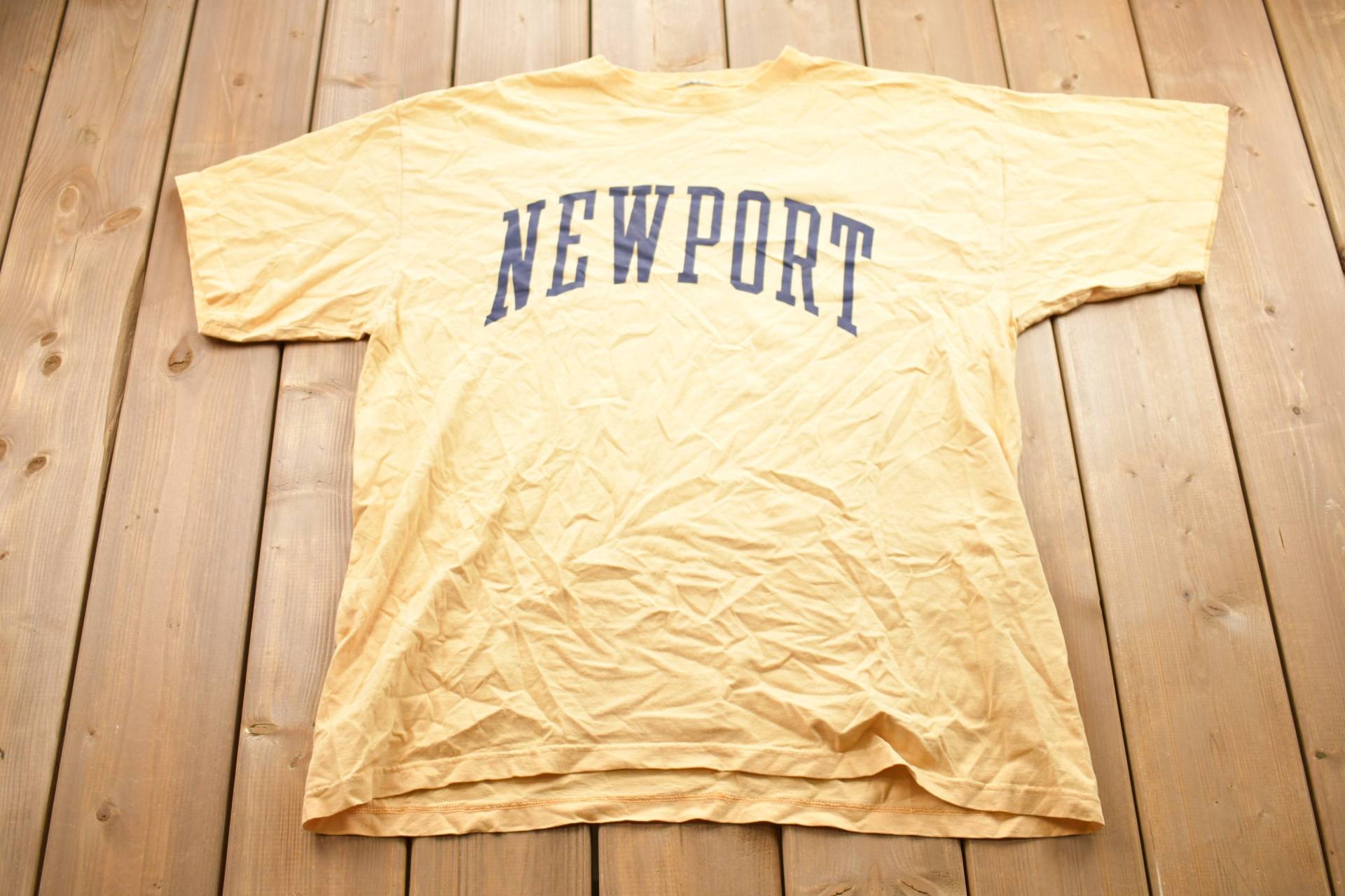 Vintage 1990S Newport Graphic T-Shirt/80Er 90Er Streetwear Fashion Made in Usa Urlaub Urlaubs-T-Shirt von Lostboysvintage