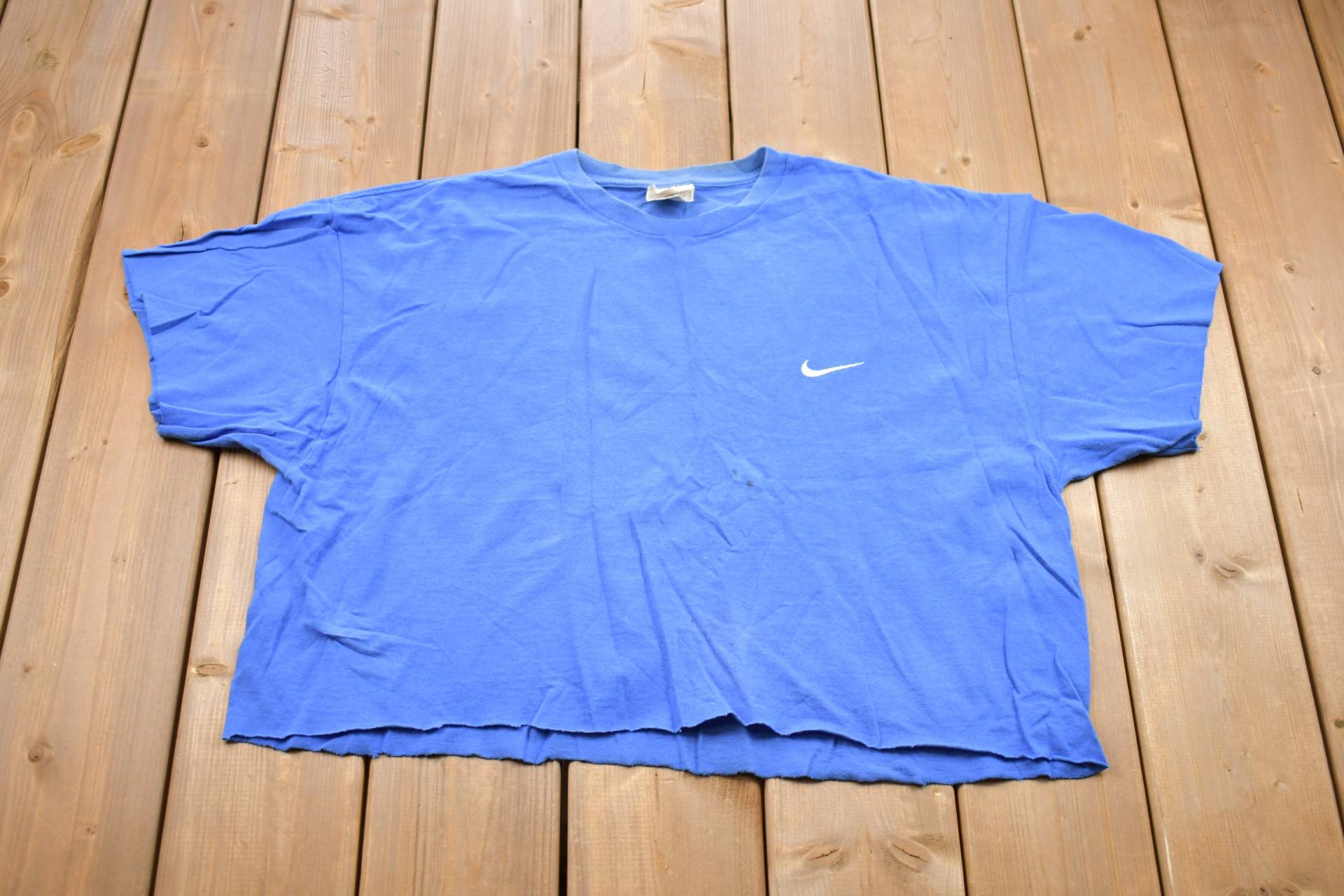 Vintage 1990Er Nike Besticktes Swoosh Cropped Grafik T-Shirt/90Er Jahre Streetwear Athleisure Marke Und Logo Made in Usa von Lostboysvintage