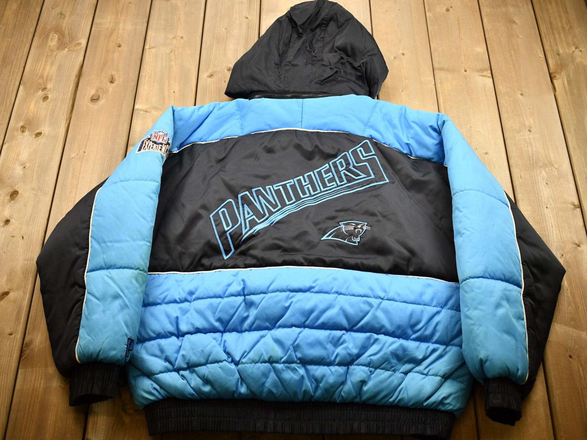 Vintage 1990S North Carolina Panthers Nfl Pro Player Full Zip Steppjacke/Skijacke Color Block Sportswear Patchwork Vintage 1990S North Carolina Panthers Nfl Pro Player Full Zip Steppjacke/Skijacke Color Block Sportswear Patchwork von Lostboysvintage
