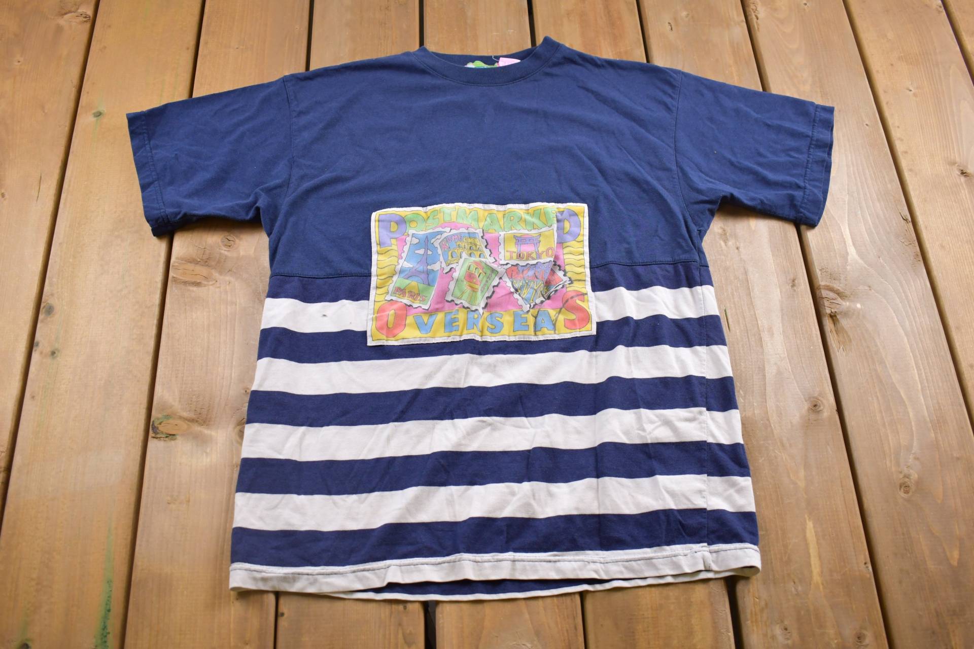 Vintage 1990Er Jahre Postgestempeltes Overseas Souvenir T-Shirt/streetwear Urlaubs-T-Shirt Reise-T-Shirt von Lostboysvintage