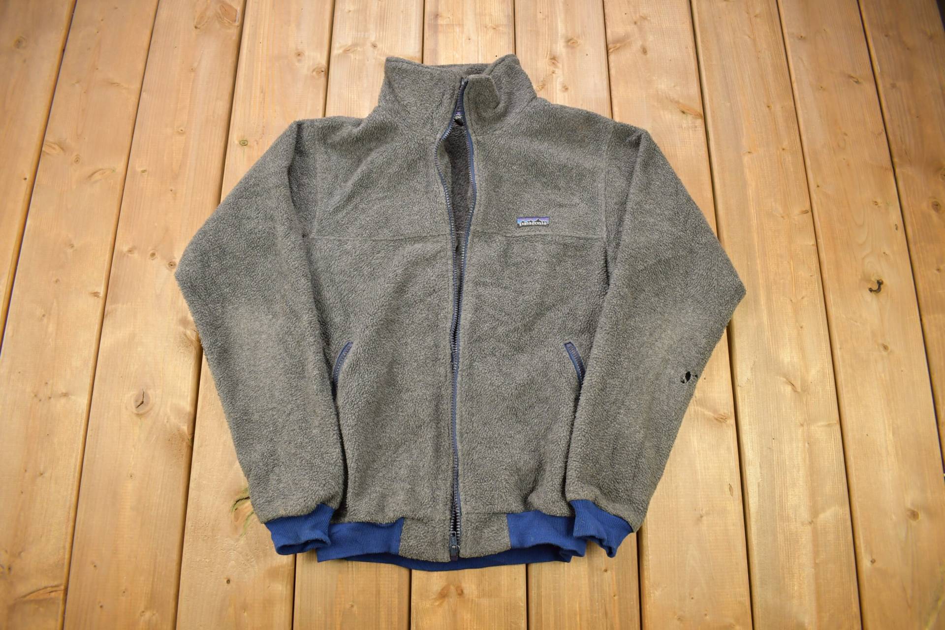 Vintage 1990S Patagonia Fleece-Pullover Mit Durchgehendem Reißverschluss/Made in Usa Naturbursche Broken Reissverschluss & Loch Im Ärmel Wie von Lostboysvintage