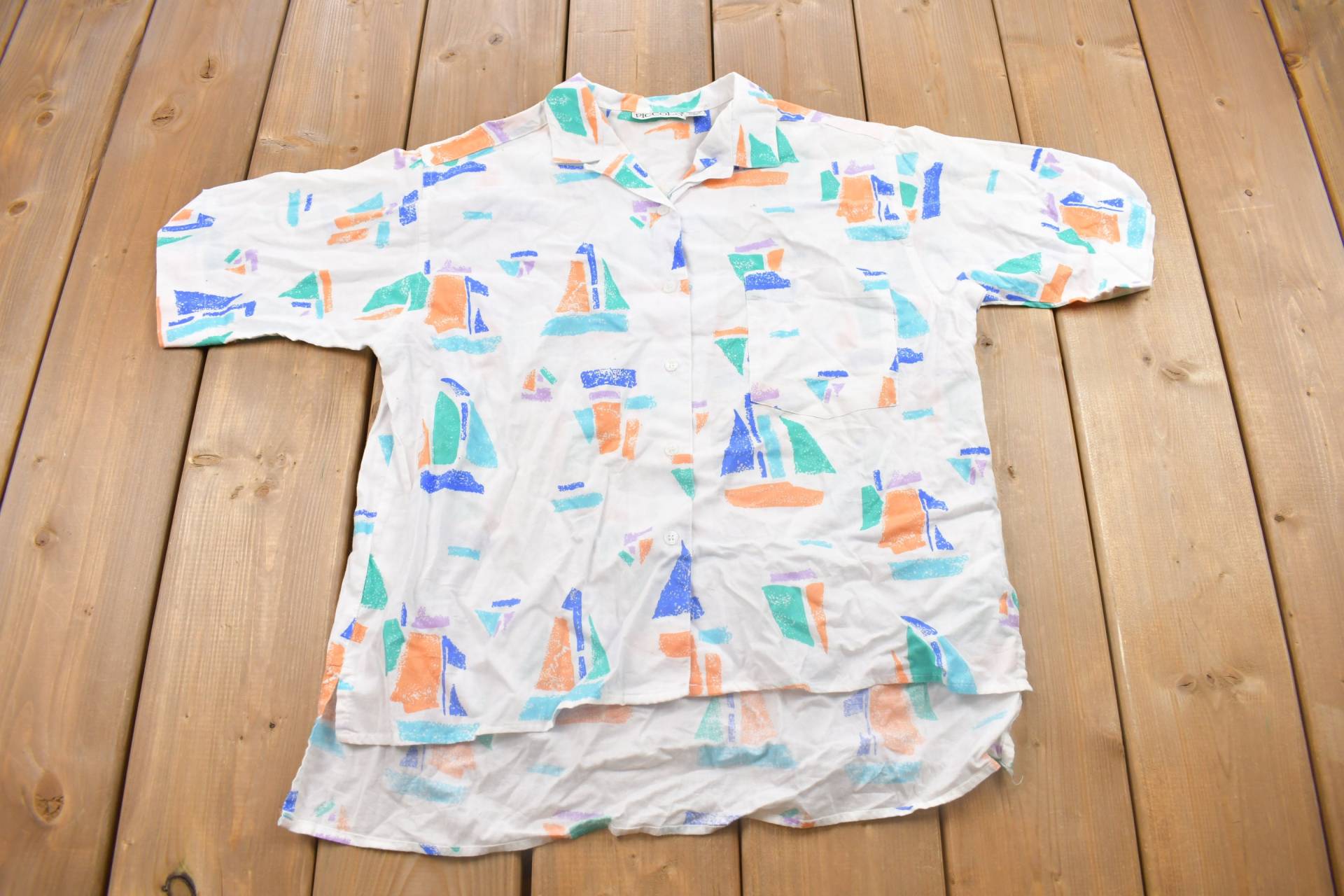 Vintage 1990Er Piccolo Boats Button Up Shirt/Abstraktes Muster Freizeithemd Formelles Hemd Süßes Sommer-Vintage-Shirt von Lostboysvintage