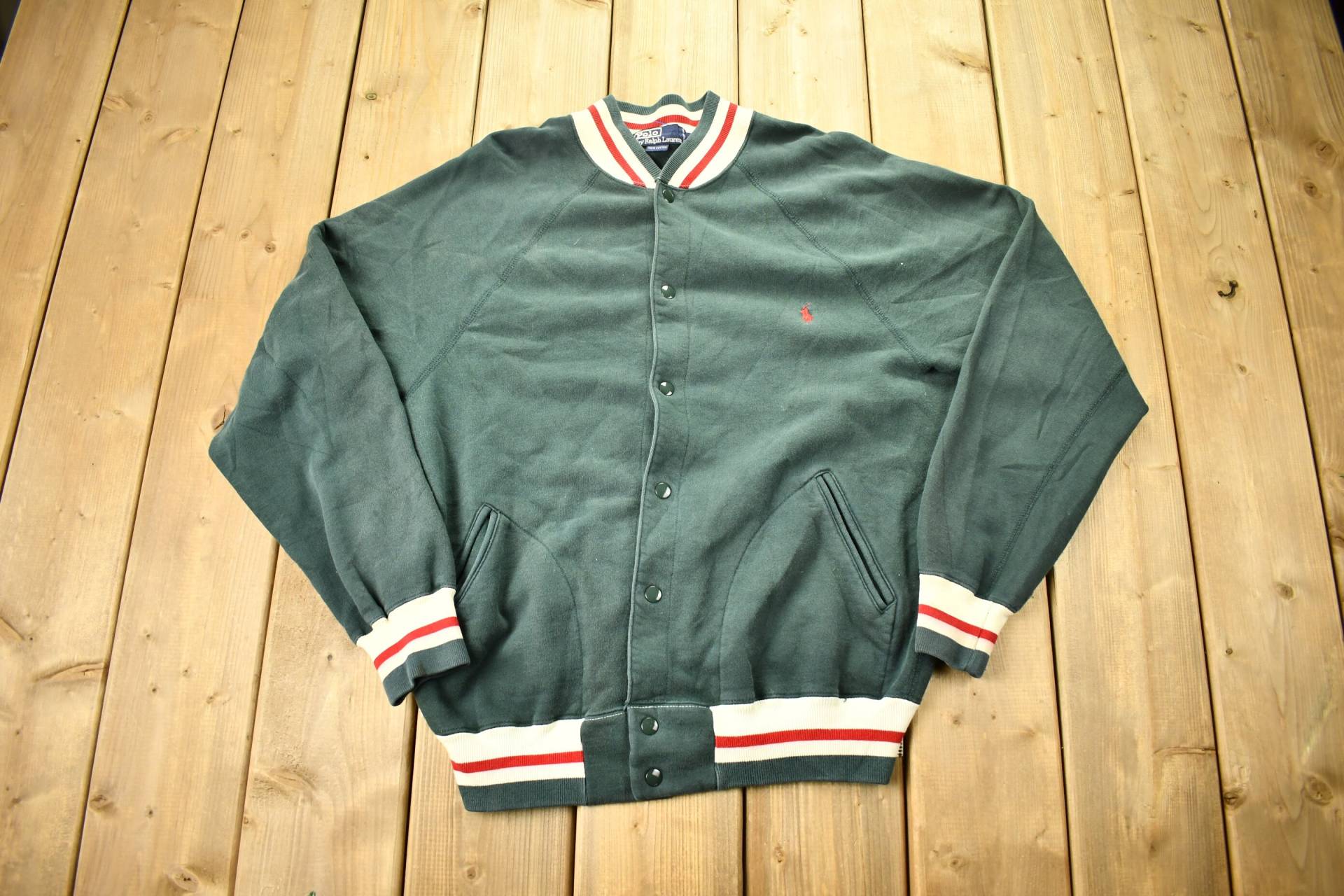 Vintage 1990Er Polo Ralph Lauren Varsity Style Druckknopf-Sweatshirt/90Er Crewneck Raglanärmel Athleisure Streetwear von Lostboysvintage