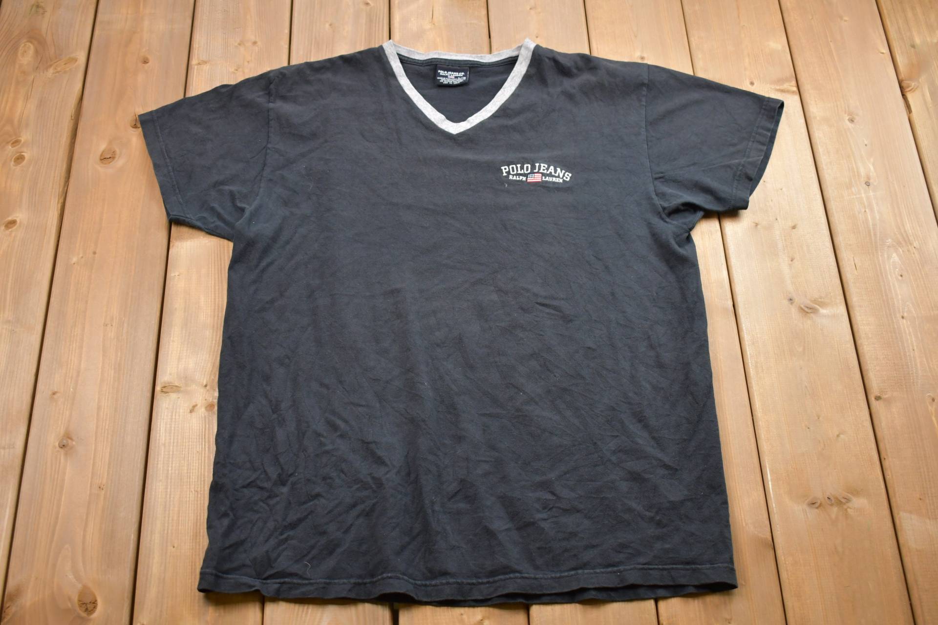 Vintage 1990S Ralph Lauren Besticktes Grafik T-Shirt/90Er Jahre Streetwear Athleisure Polo Jeans Mit V-Ausschnitt von Lostboysvintage