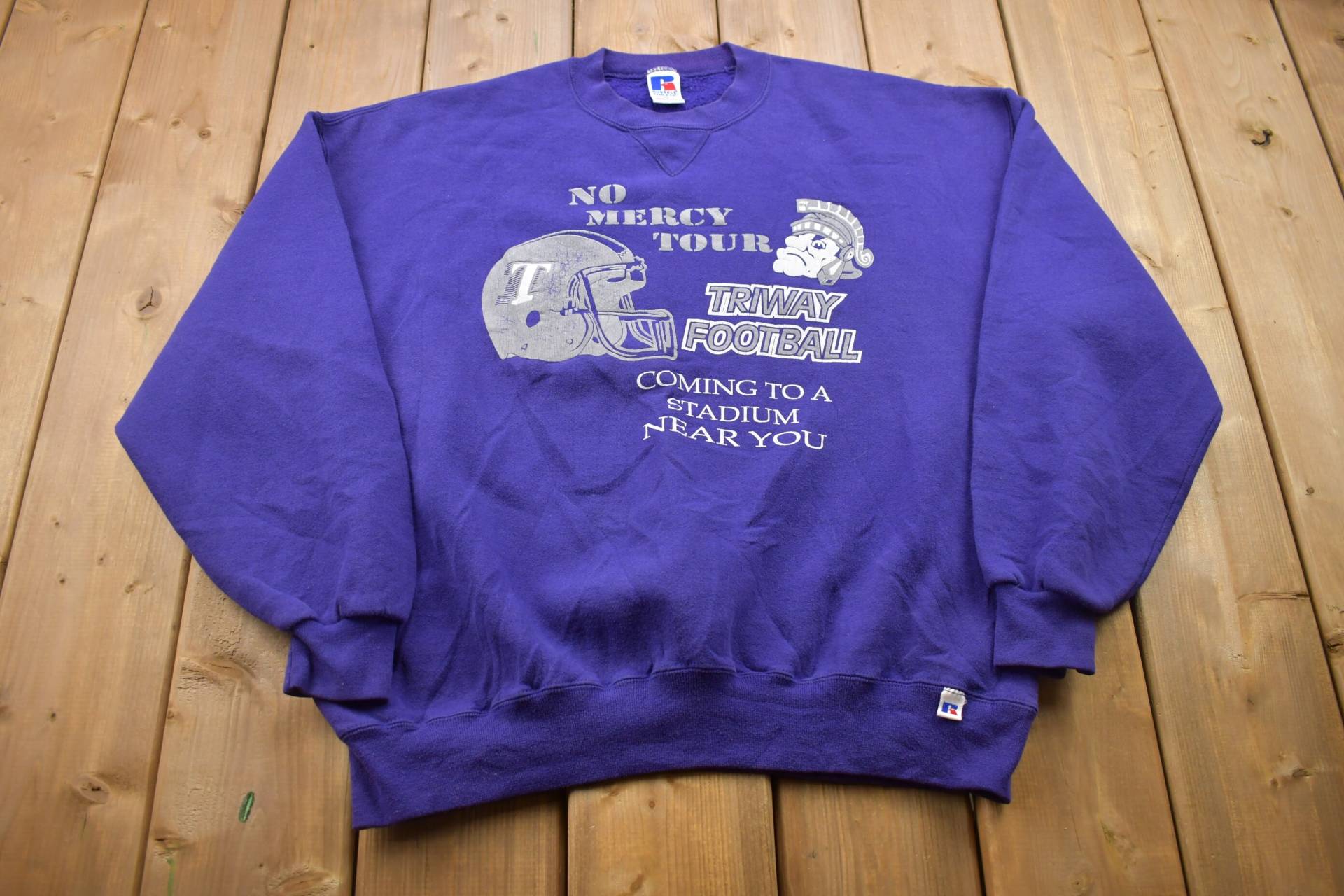 Vintage 1990S Russell Athletic No Mercy Tour Triway Football Rundhals-Sweatshirt/Made in Usa Souvenir Athleisure Rare von Lostboysvintage