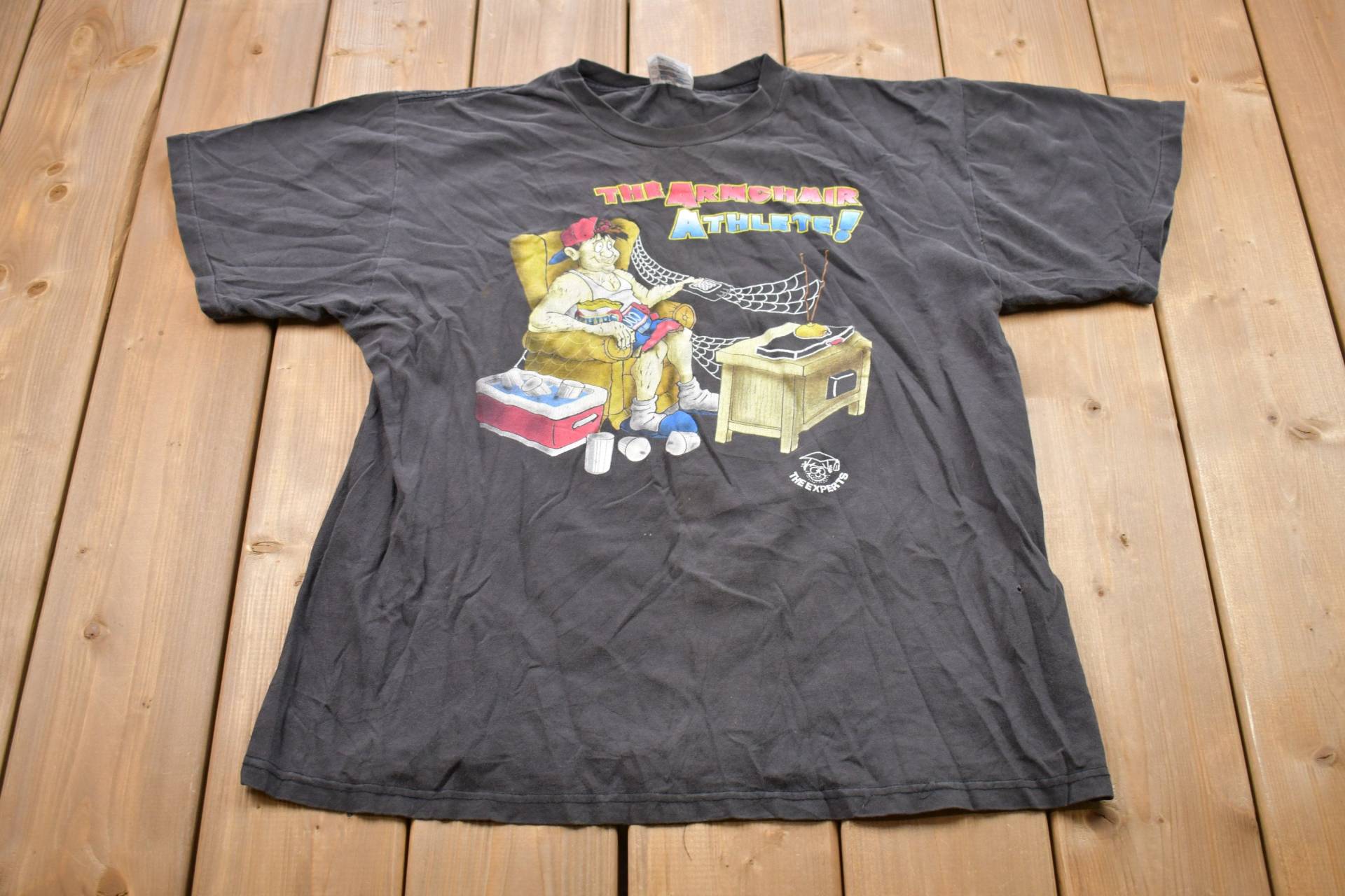 Vintage 1990Er Jahre The Armchair Athlete Grafik T-Shirt/90Er Tnt Streetwear Retro Style Single Stitch Made in Usa von Lostboysvintage