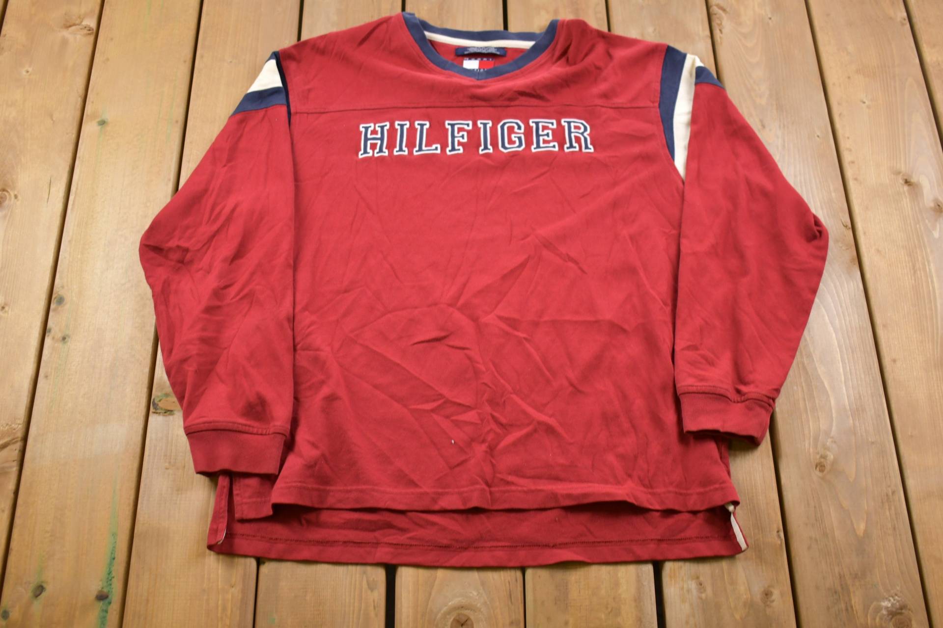 Vintage 1990Er Jahre Tommy Hilfiger Besticktes Langarm-T-Shirt/90Er V-Ausschnitt Souvenir Athleisure Streetwear von Lostboysvintage