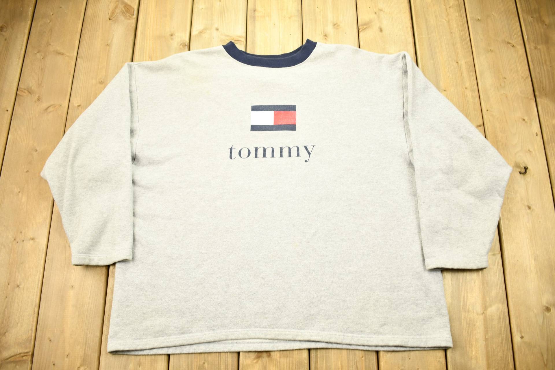 Vintage 1990Er Tommy Hilfiger Big Flag Crewneck Sweatshirt/Made in Usa 90Er Athleisure Streetwear Grauer von Lostboysvintage