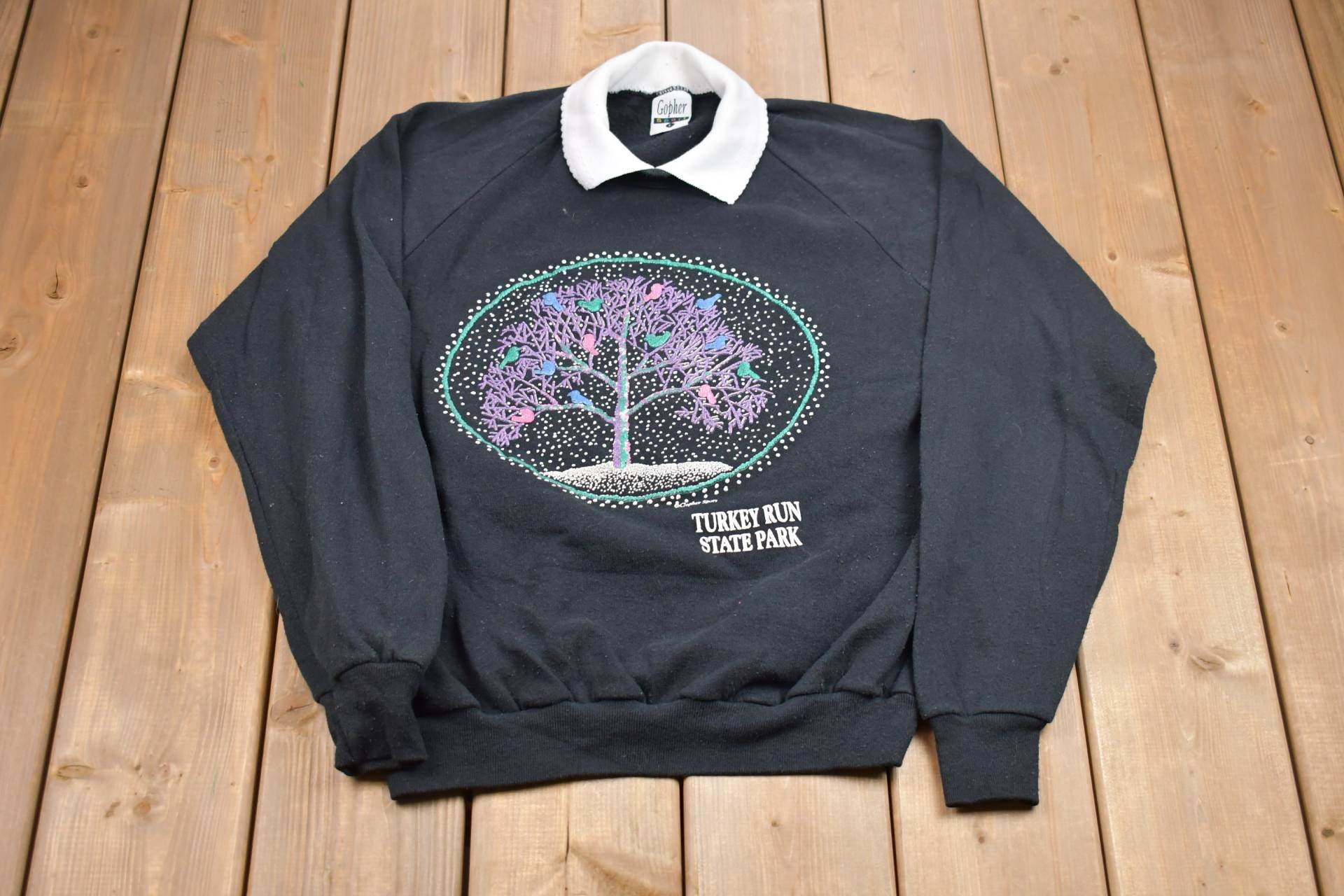 Vintage 1990S Türkei Run State Park Baum Grafik Sweatshirt Mit Kragen/Rundhalsausschnitt Athleisure Streetwear Reisen Und Tourismus von Lostboysvintage