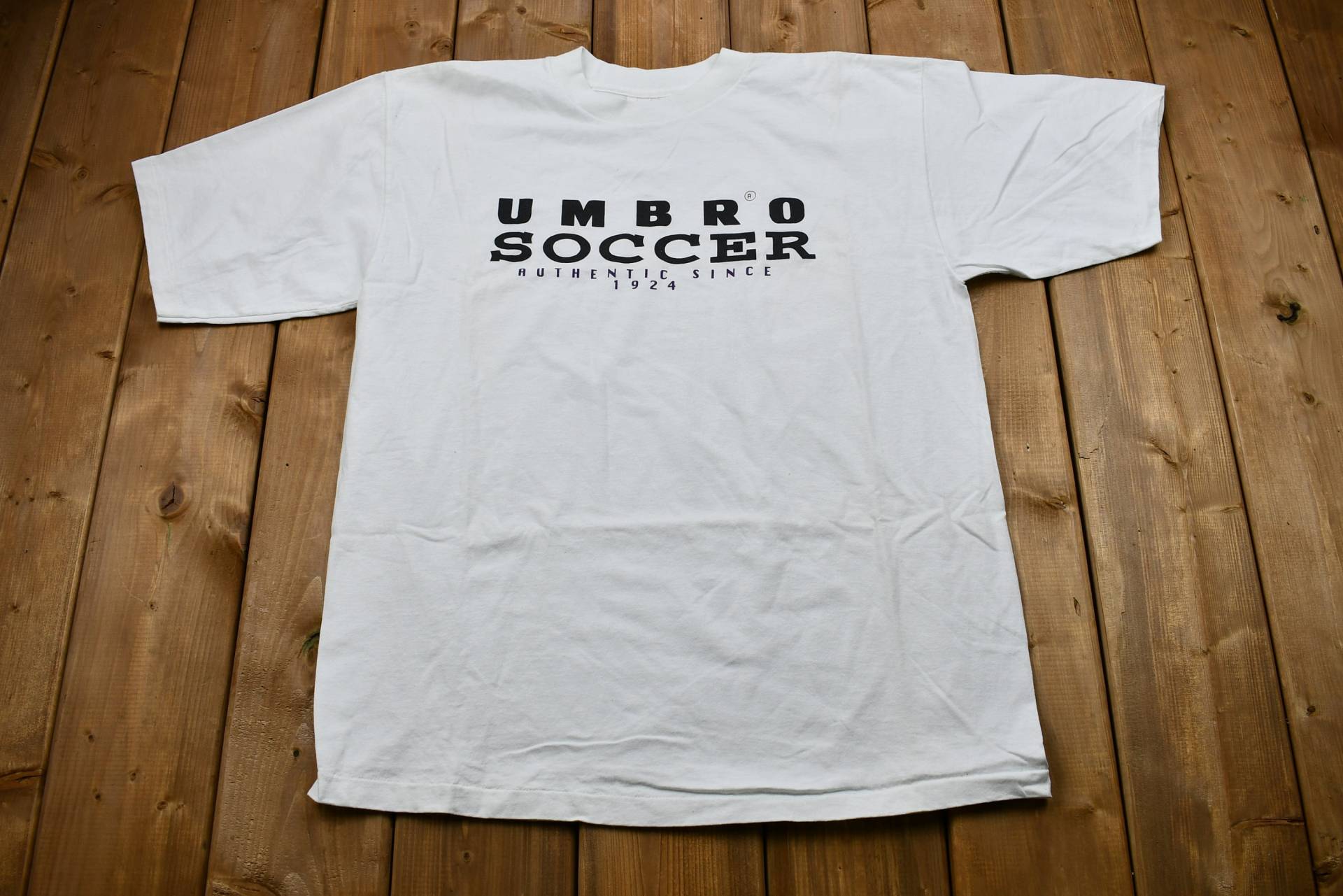 Vintage 1990S Umbro Fußball Grafik T-Shirt/Single Stitch 90S Streetwear Athleisure Marke Und Logo Sportswear von Lostboysvintage