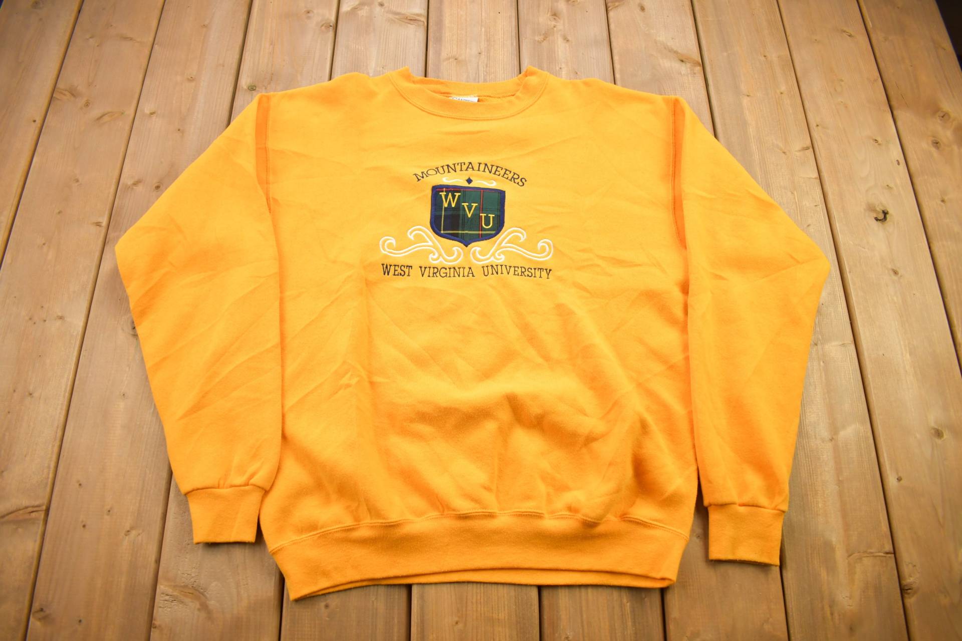 Vintage 1990Er Jahre West Virginia University Mountaineers Collegiate Crewneck/Bestickt Ncaa Sweatshirt Sportbekleidung Made in Usa von Lostboysvintage