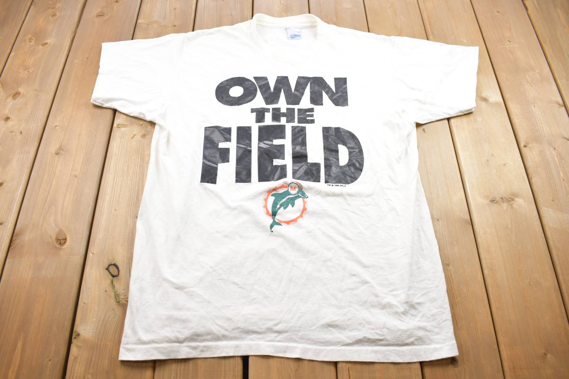 Vintage 1994 Miami Dolphins „Own The Field" Nfl Salem Grafik T-Shirt/Made in Usa Gefleckt 90Er Jahre Streetwear Sportbekleidung von Lostboysvintage