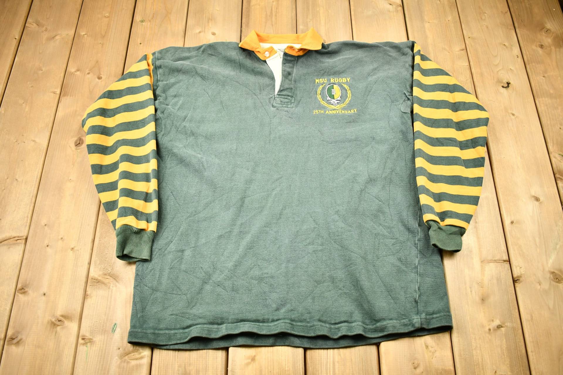 Vintage 1995 Mankato State University Collegiate Rugby Pullover/Bestickt Made in Usa Sportbekleidung Americana von Lostboysvintage