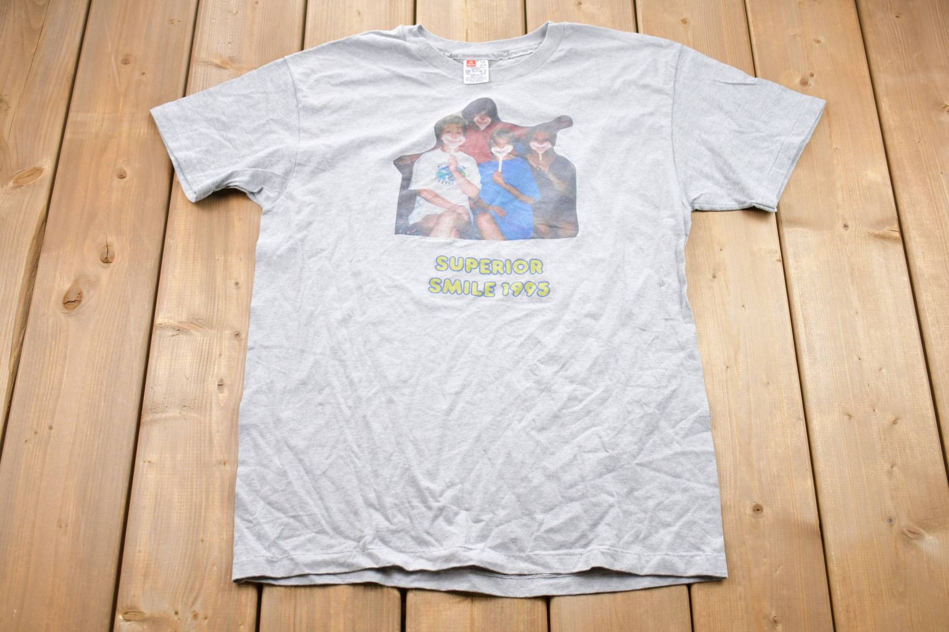 Vintage 1995 Superior Smile Grafik T-Shirt/80Er 90Er Jahre Streetwear Retro Style Single Stitch Made in Usa von Lostboysvintage