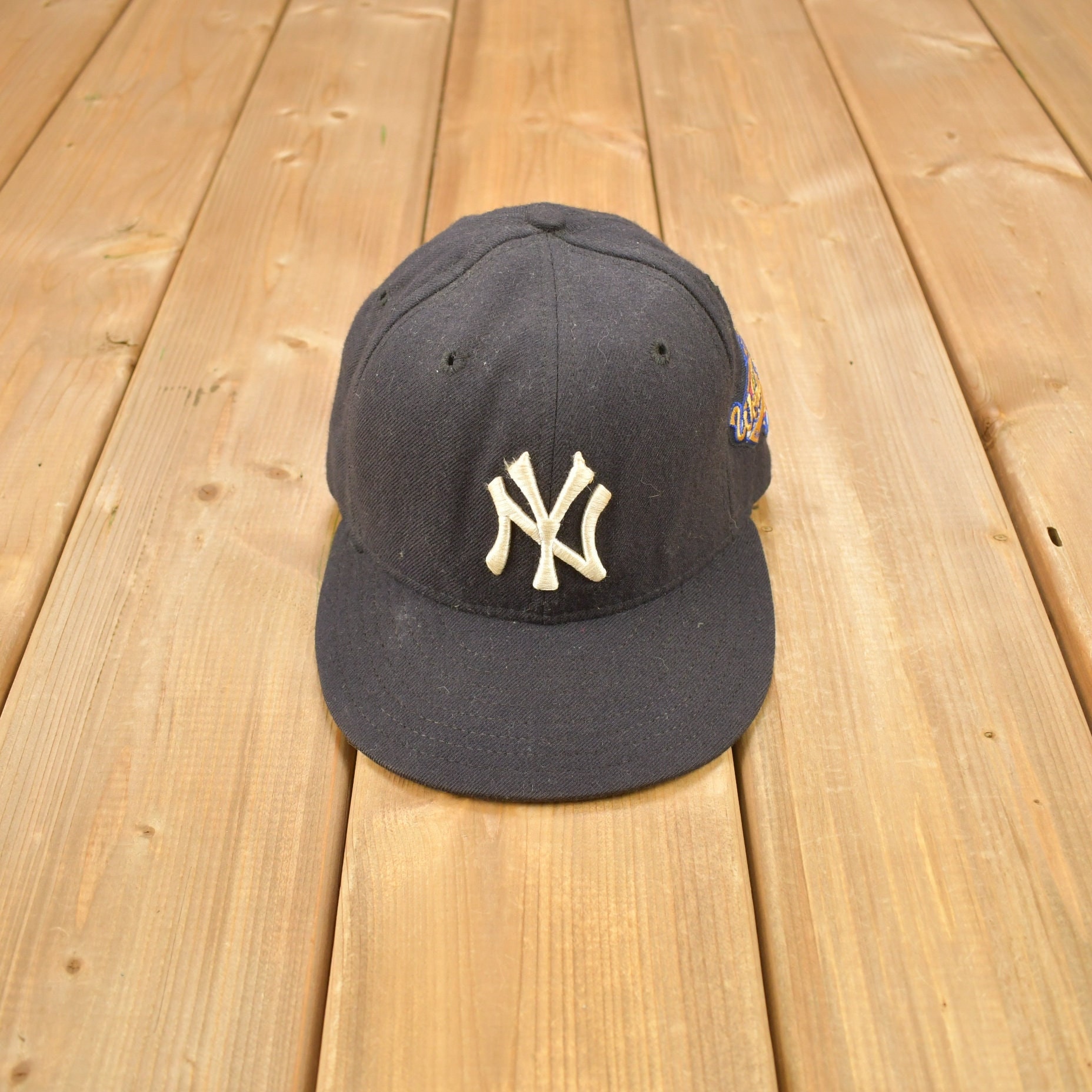 Vintage 1996 New York Yankees Era 59/50 Wolle Fitted Hat Größe 6 7/8/World Series Bestickt Made in Usa von Lostboysvintage