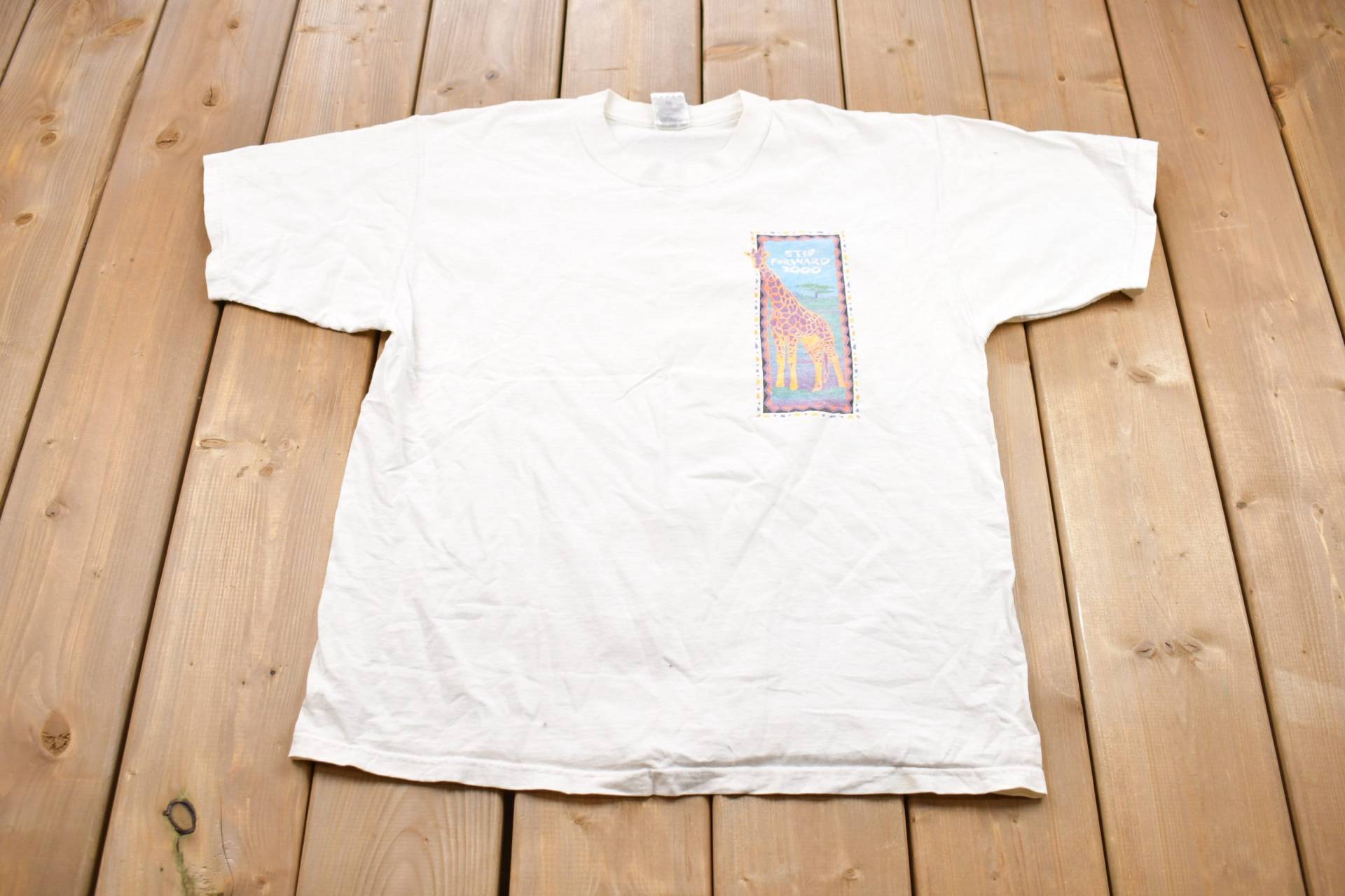 Vintage 2000 Step Right Giraffe Graphic T-Shirt/Grafik 80Er 90Er Jahre Streetwear Retro Stil Tierdruck Made in Usa Vintage 2000 Step Right Giraffe Graphic T-Shirt/Grafik 80Er 90Er Jahre Streetwear Retro Stil Tierdruck Made in Usa von Lostboysvintage