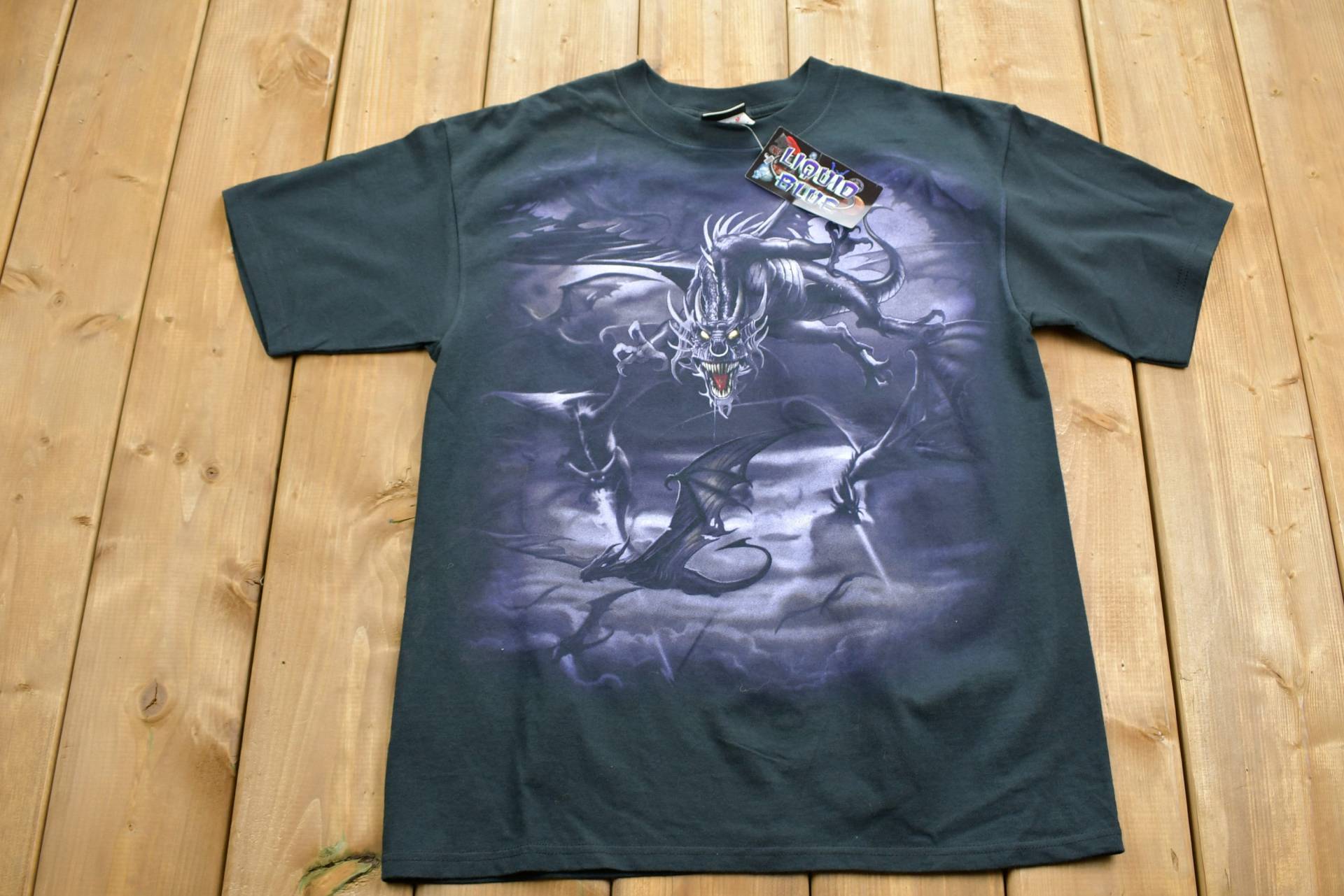 Vintage 2001 Deadstock Liquid Blue Dragon All Over Print T-Shirt/Band Fruit Of The Loom Schädel Brockum von Lostboysvintage