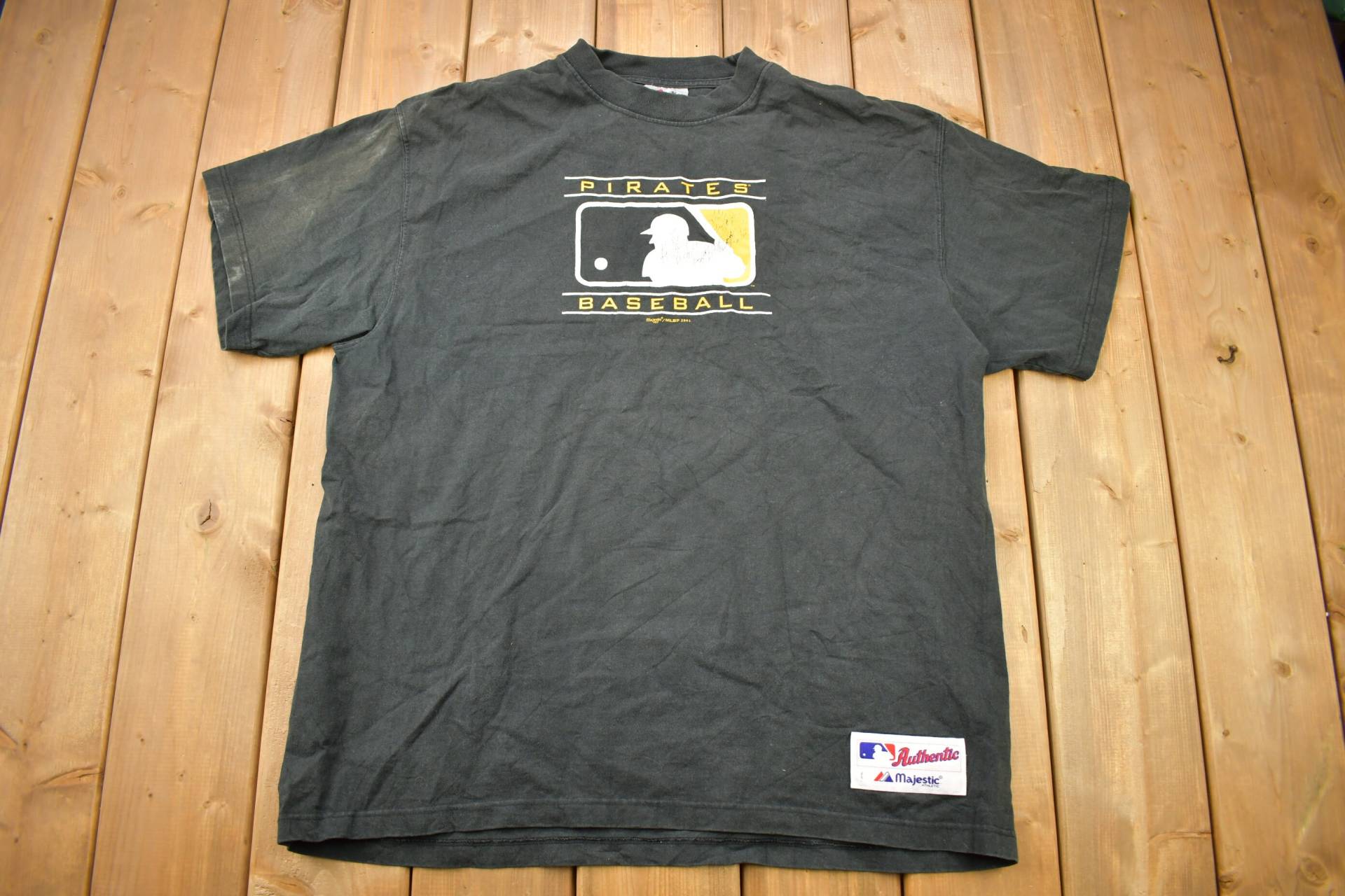 Vintage 2001 Pittsburgh Pirates Mlb Grafik T-Shirt/Majestic Sportswear Baseball 90Er Jahre Streetwear P Vintage 2001 Pittsburgh Pirates Mlb Grafik T-Shirt/Majestic Sportswear Baseball 90Er Jahre Streetwear P von Lostboysvintage
