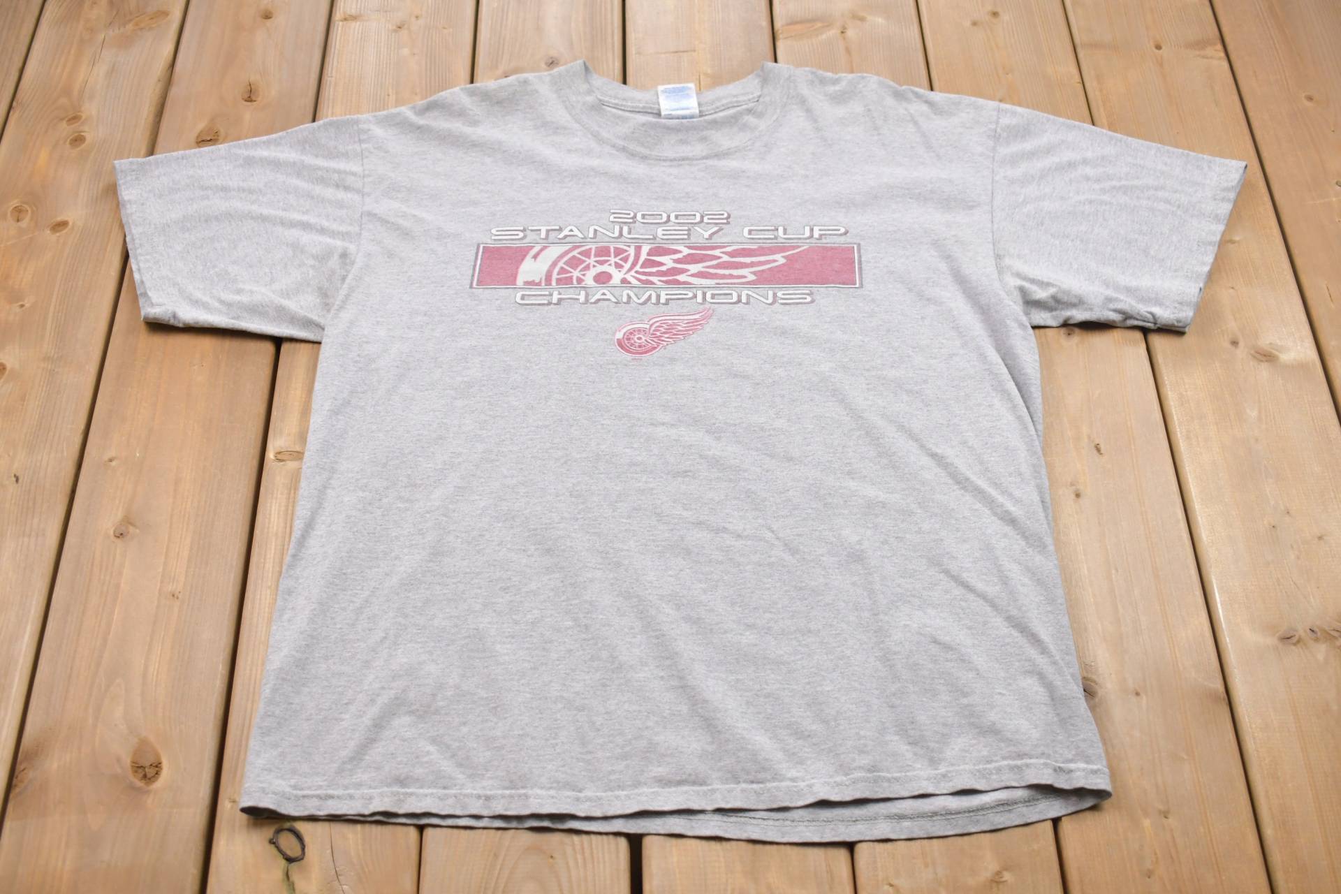 Vintage 2002 Detroit Red Wings Stanley Cup Champions T-Shirt/Nhl Playoffs Sportbekleidung Streetwear Seltenes Sport-T-Shirt Michigan von Lostboysvintage