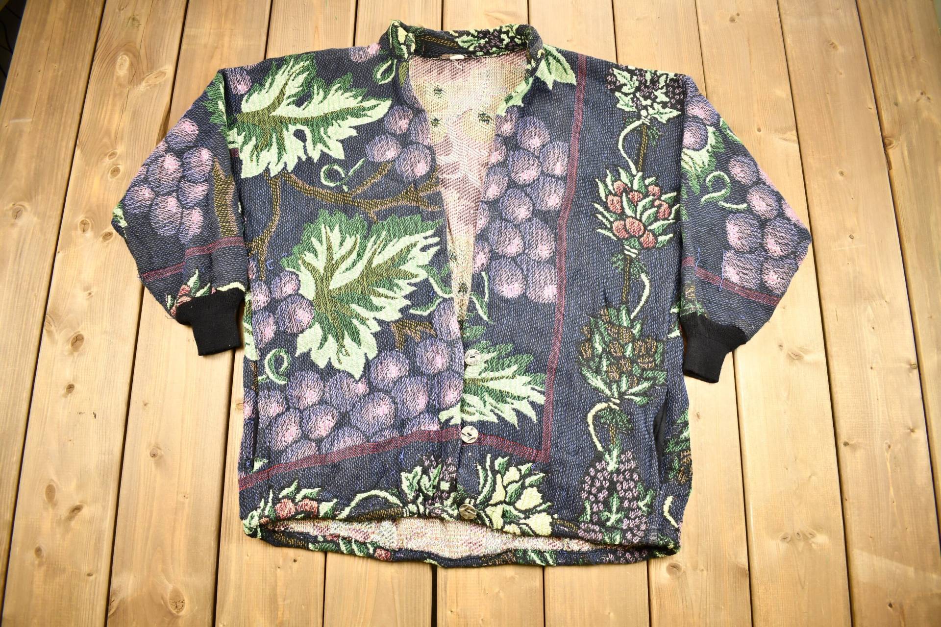 Vintage 1990Er Jahre All Over Grape Theme Patchwork Button Up Blazer Pullover/Blumenpullover Made in Usa Abstraktes Shirt Weinrebe von Lostboysvintage