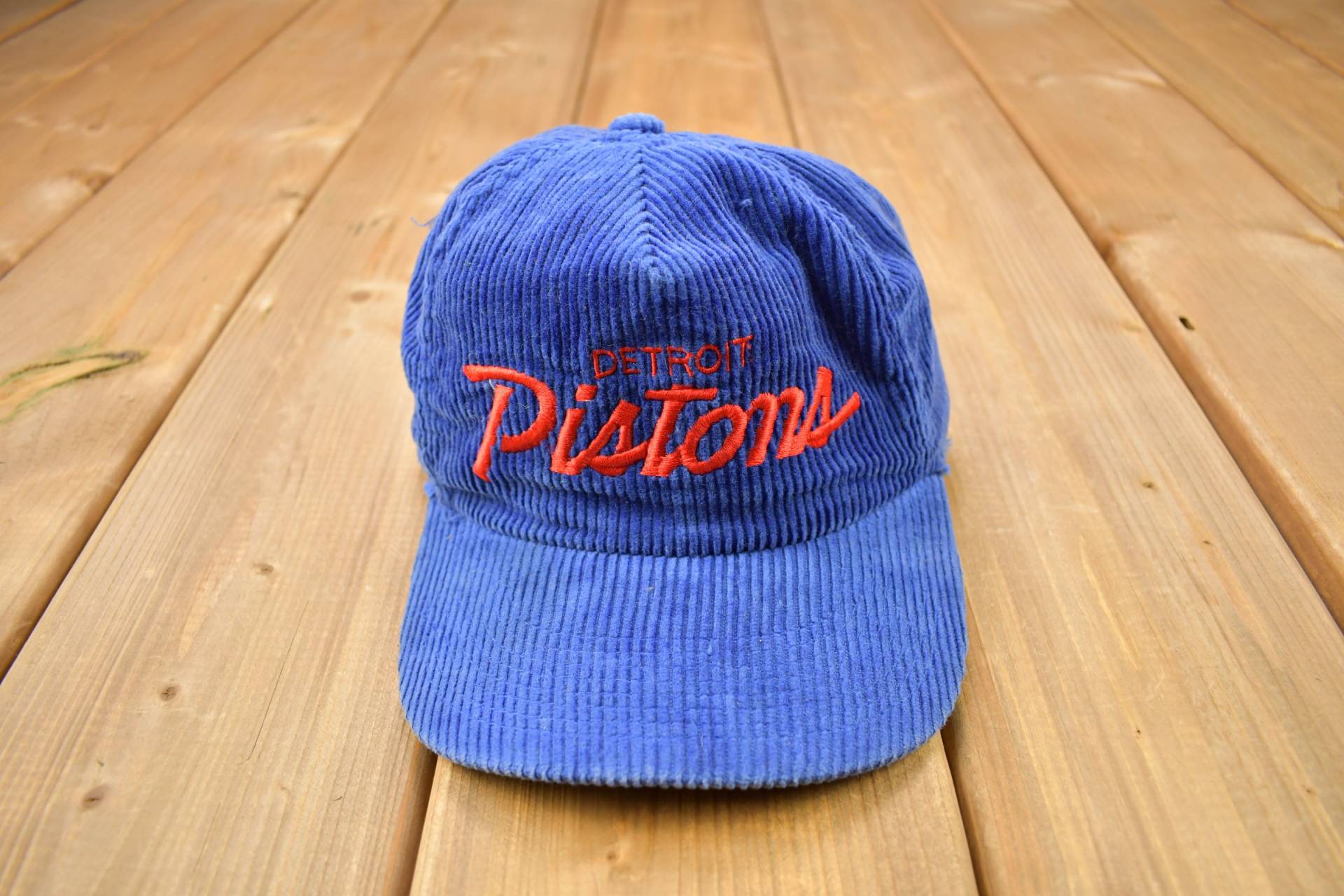 Vintage 1990Er Detroit Pistons Sports Specialties Single Line Script The Cord Hat/Osfa Cordmütze Mütze Bestickt von Lostboysvintage