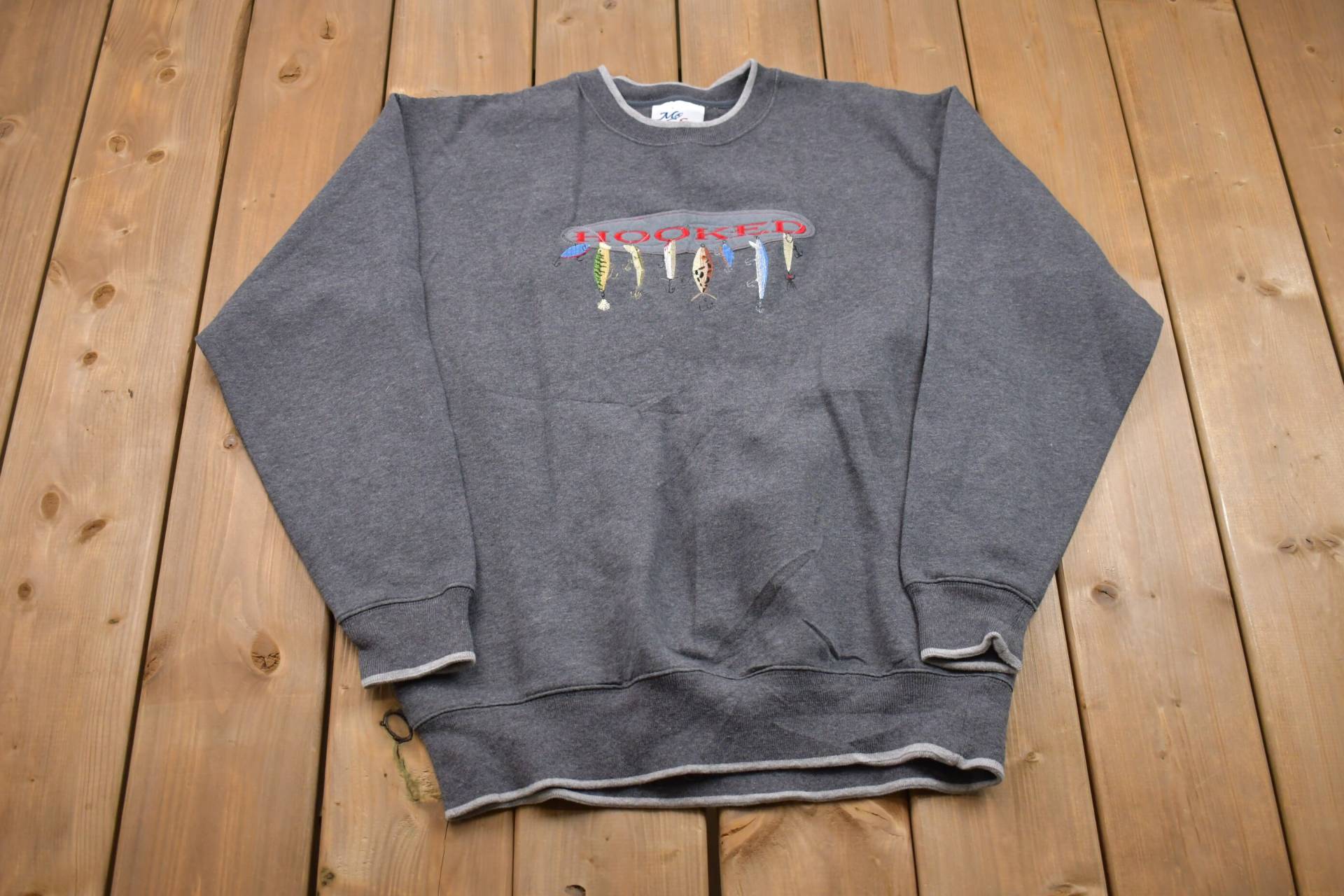 Vintage 90Er Jahre Hooked Angler Rundhals-Sweatshirt/Rundhals Athleisure Streetwear Mc Sport von Lostboysvintage