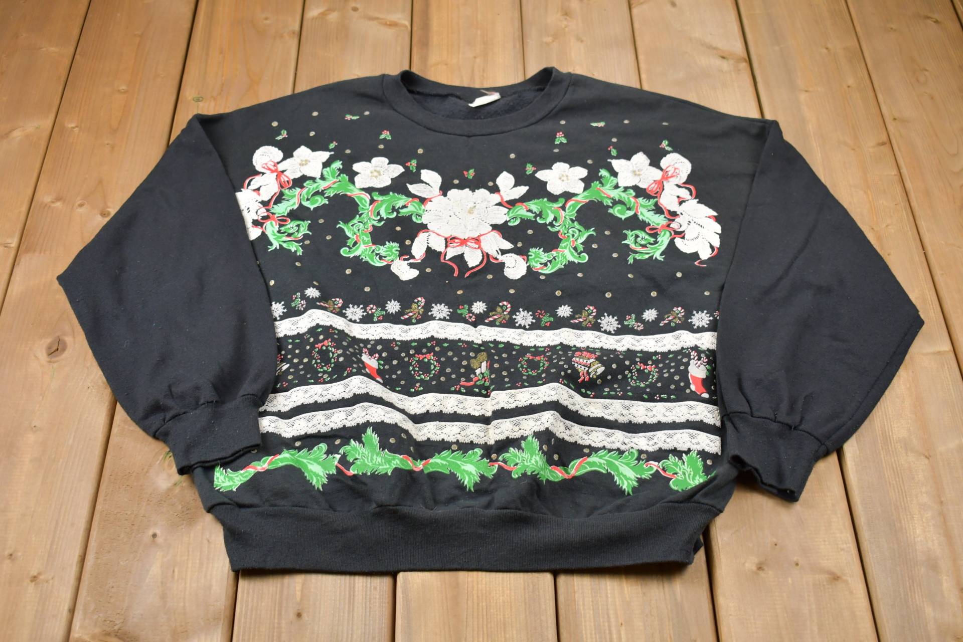 Vintage 1990Er Kranz Weihnachts-Sweatshirt/90Er Urlaubs-Crewneck Wintermode Festlicher Grafikdruck Made in Usa Candy Cane Grafik von Lostboysvintage