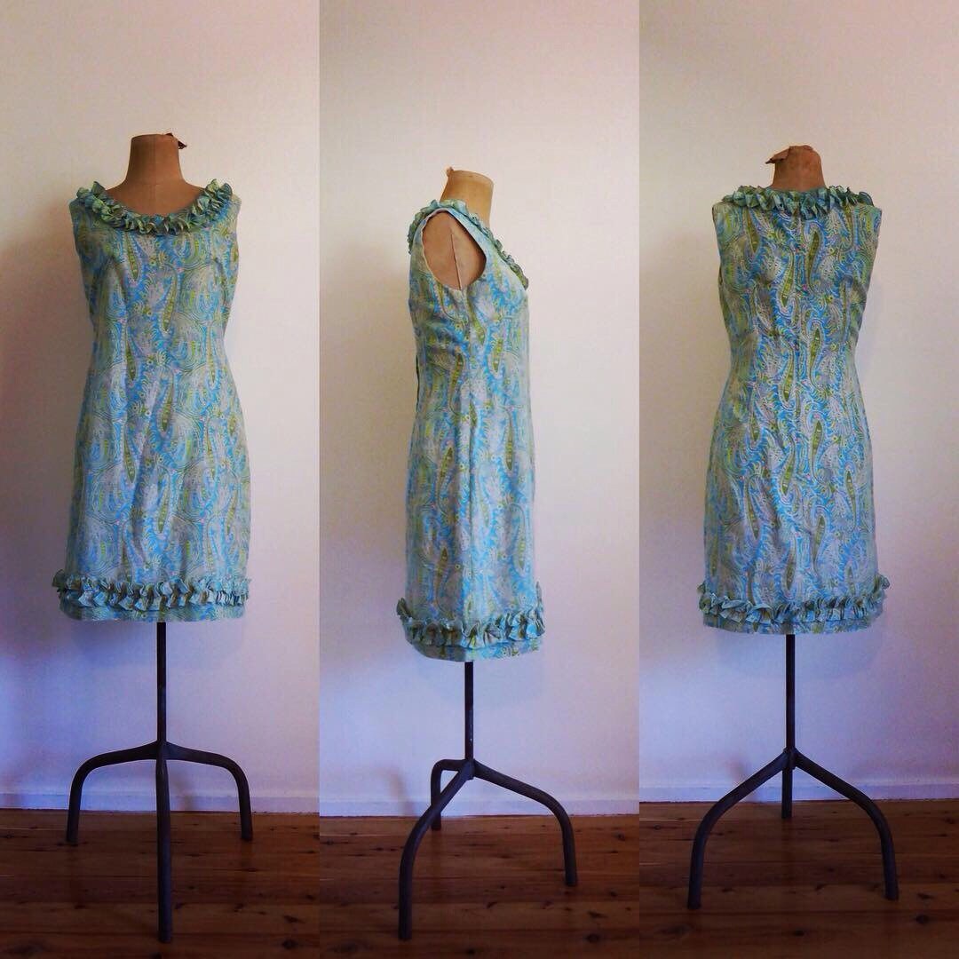 1960Er Blau, Grün, Rosa, Gelb Und Weiß Paisley Rüschen Mini Shift Kleid 1960Er Blau, Grün, Rosa, Gelb Und Weiß Paisley Rüschen Mini Shift Kleid von LostinSonderVintage