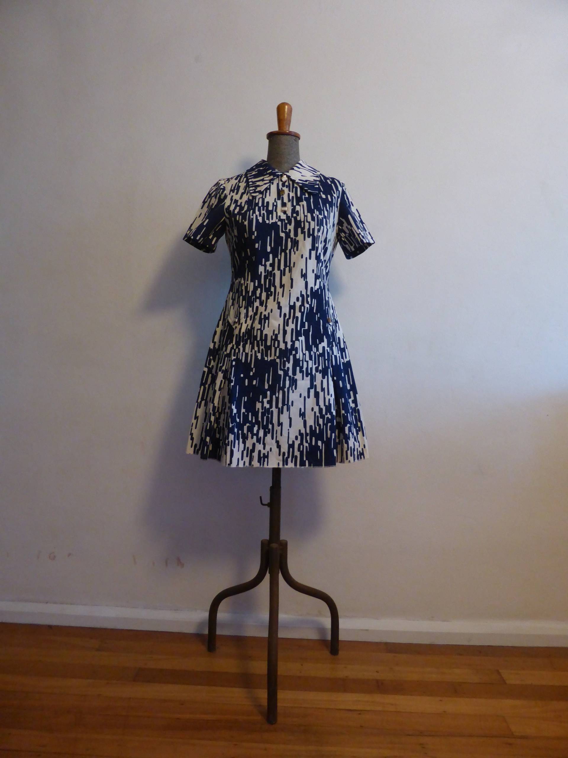 1960Er Jahre Marineblau-Weißes Abstrakt Gemustertes Minikleid Mit Goldenen Und Weißen Knopfdetails 1960Er Jahre Marineblau-Weißes Abstrakt Gemustertes Minikleid Mit Goldenen Und Weißen Knopfdetails von LostinSonderVintage
