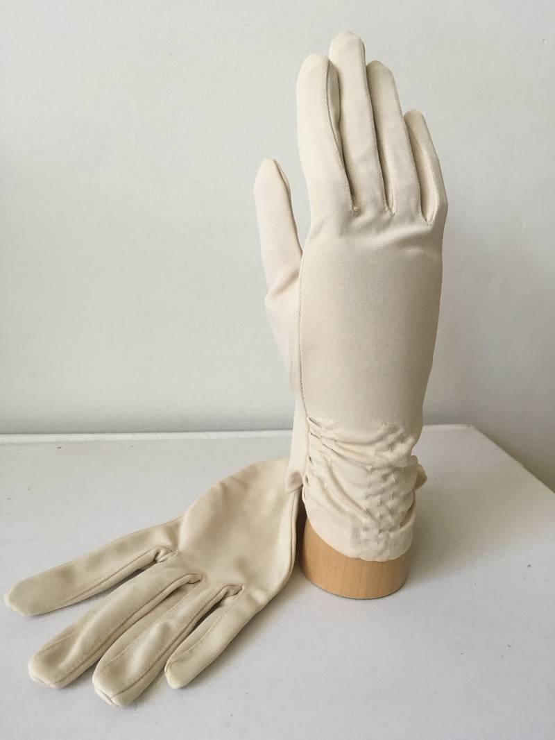 Midcentury Creme Nylon Handschuhe Midcentury Creme Nylon Handschuhe von LostinSonderVintage