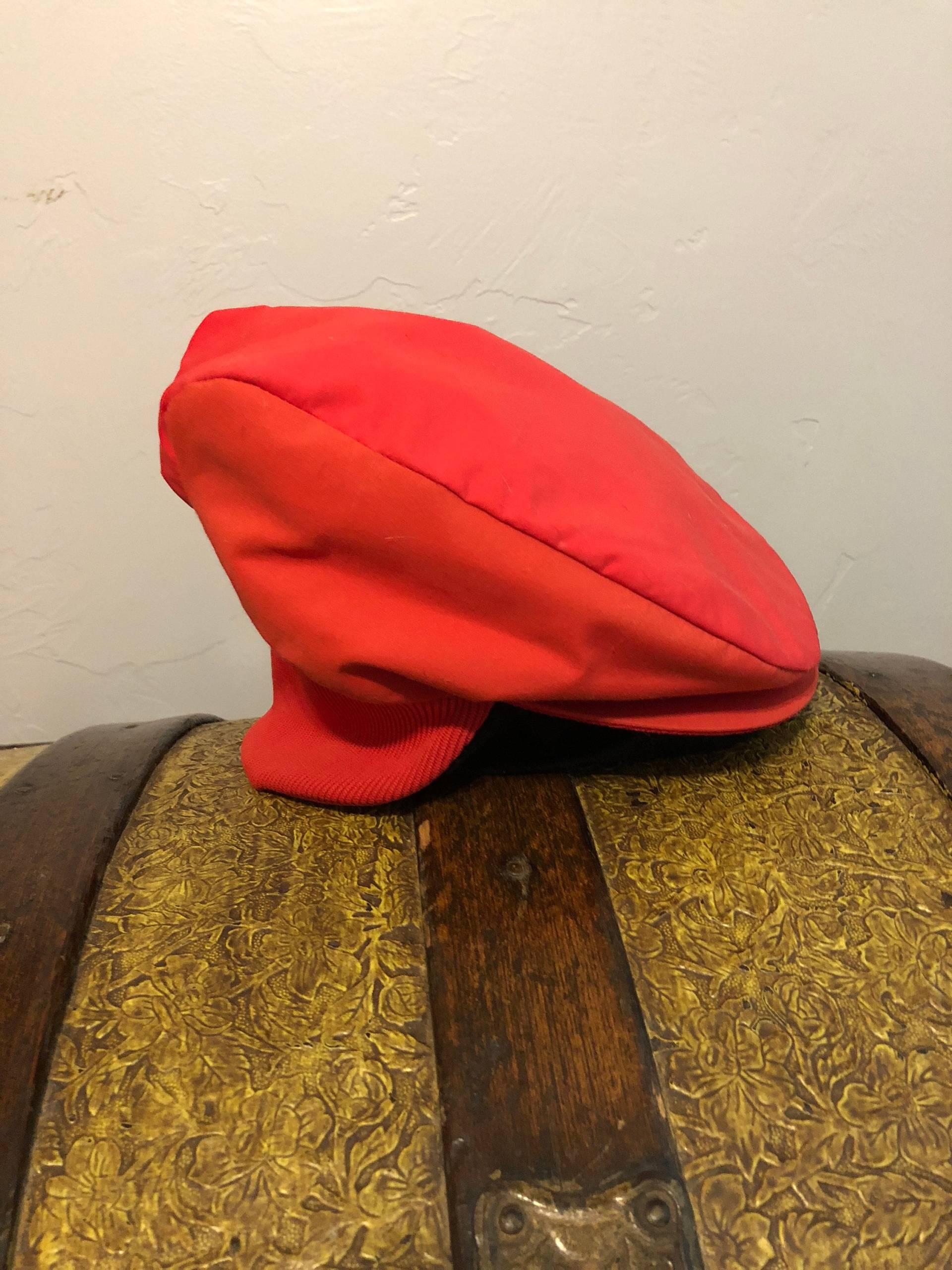 Retro Rot Schiebermütze Isoliert Mit Gore-Tex Retro Rot Schiebermütze Isoliert Mit Gore-Tex von Lostsoulinspace