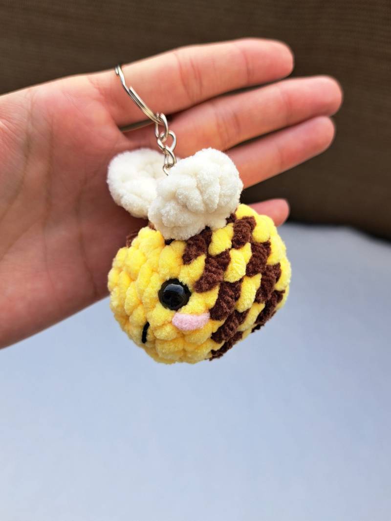 Bienen-Anhänger Gehäkelt - Schlüsselanhänger Handgemacht von LotsOfLoopsDE