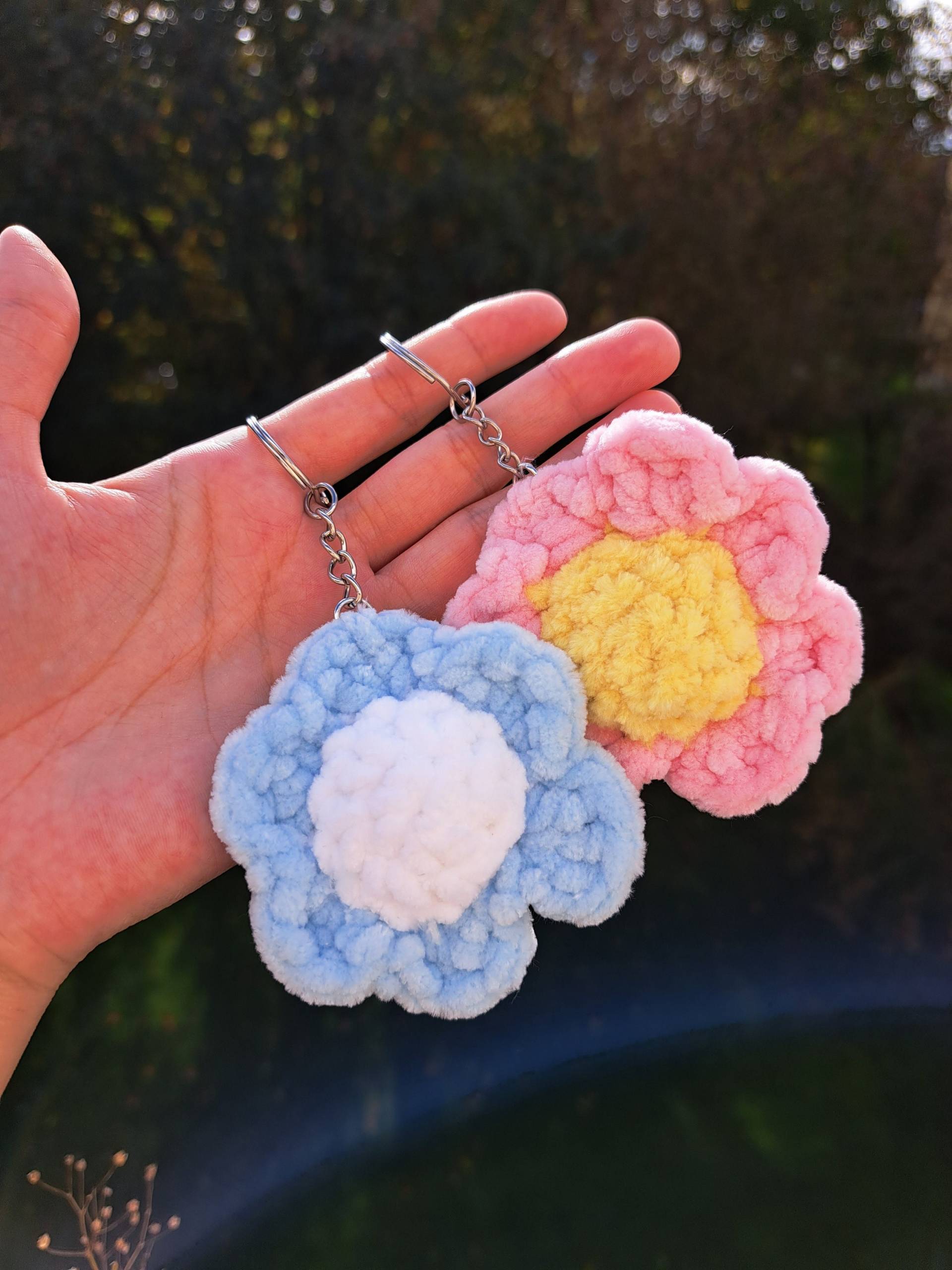 Blumen-Anhänger Gehäkelt - Schlüsselanhänger Handgemacht von LotsOfLoopsDE