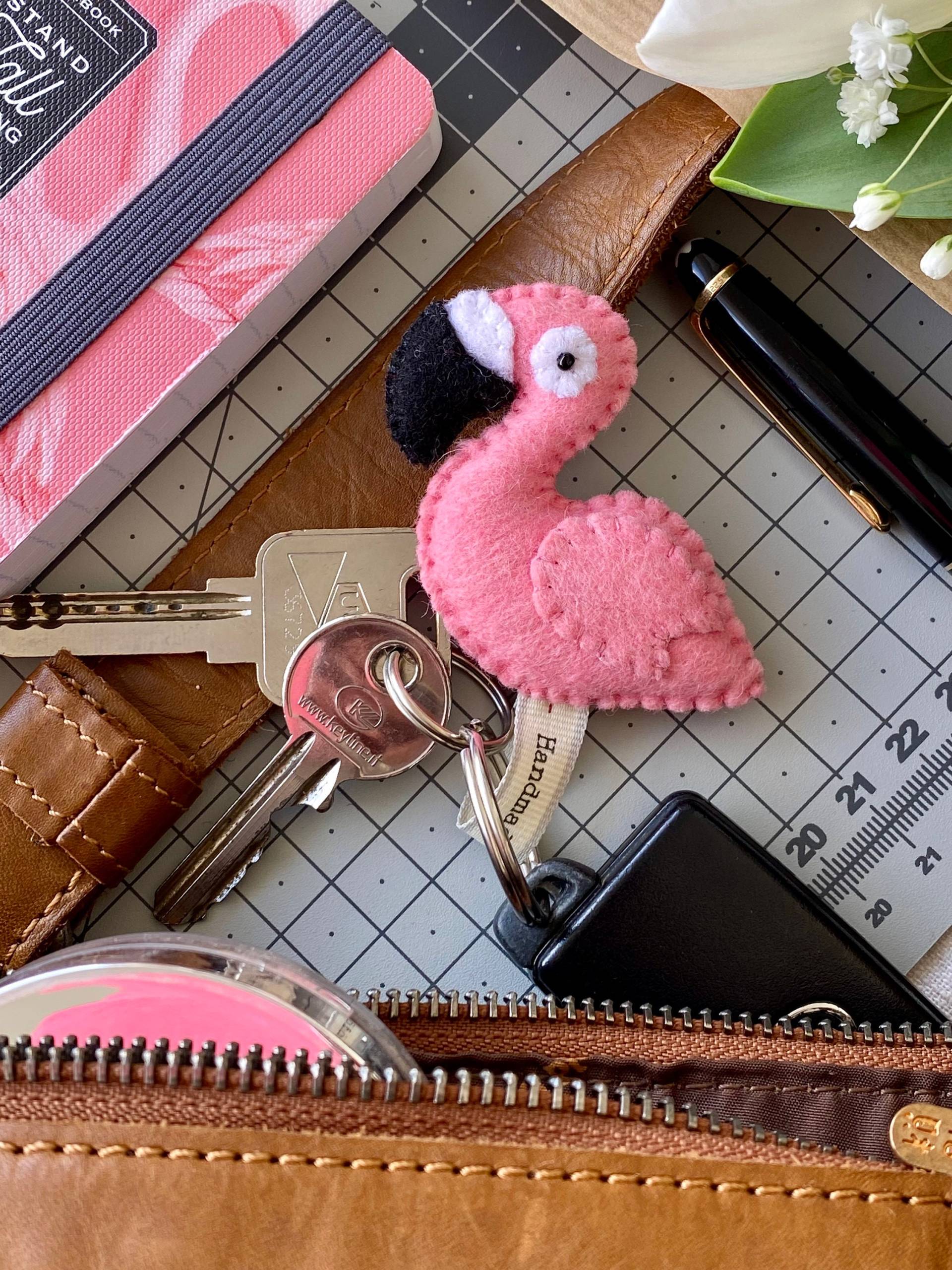 Flamingo-Schlüsselanhänger. Süßer Flamingo Aus Filz. Handgefertigter Flamingo-Taschenanhänger. Dem Salzsee Zyperns Flamingo-Schlüsselanhänger. Süßer Flamingo Aus Filz. Handgefertigter Flamingo-Taschenanhänger. Dem Salzsee Zyperns von LotsofloveArt