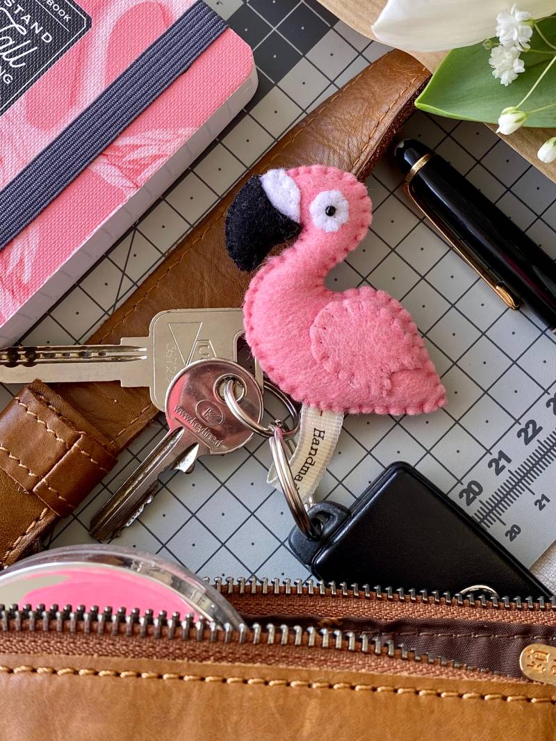 Flamingo-Schlüsselanhänger. Süßer Flamingo Aus Filz. Handgefertigter Flamingo-Taschenanhänger. Dem Salzsee Zyperns Flamingo-Schlüsselanhänger. Süßer Flamingo Aus Filz. Handgefertigter Flamingo-Taschenanhänger. Dem Salzsee Zyperns von LotsofloveArt