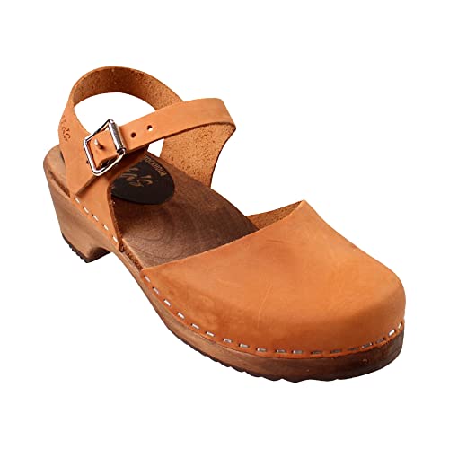 Lotta From Stockholm Low Wood Clog Sandale mit niedrigem Absatz Fuer Damen | Mar-Jane-Stil-Schuh Clogs Handgefertigt in Schweden mit braunem Erlenholz Basis und geoeltem Nubukleder | Braun Größe 40 Lotta From Stockholm Low Wood Clog Sandale mit niedrigem Absatz Fuer Damen | Mar-Jane-Stil-Schuh Clogs Handgefertigt in Schweden mit braunem Erlenholz Basis und geoeltem Nubukleder | Braun Größe 40 von Lotta From Stockholm